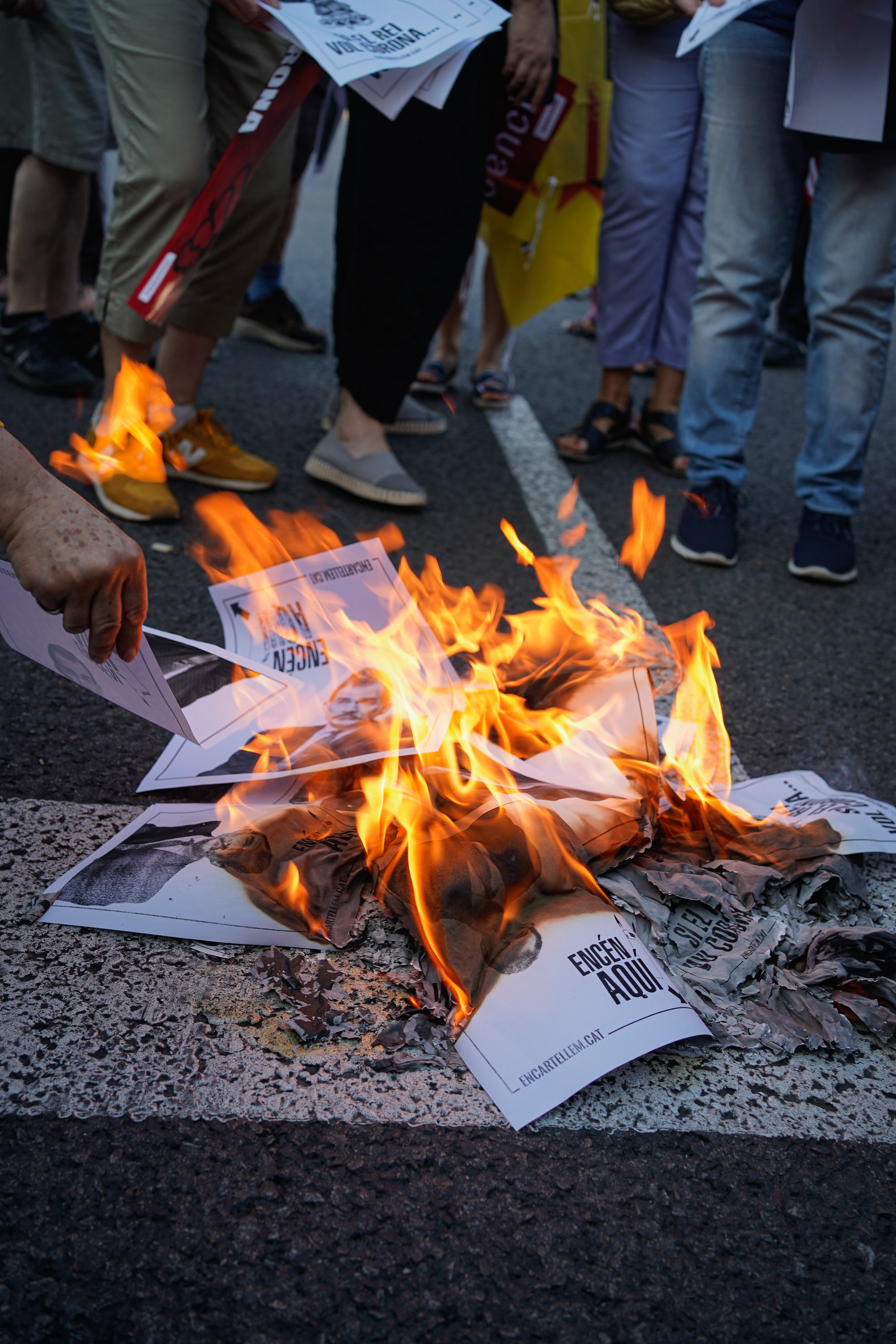 Gritos de "Mori el Borbó" e "independència" ante Felipe VI (y fotos quemadas)