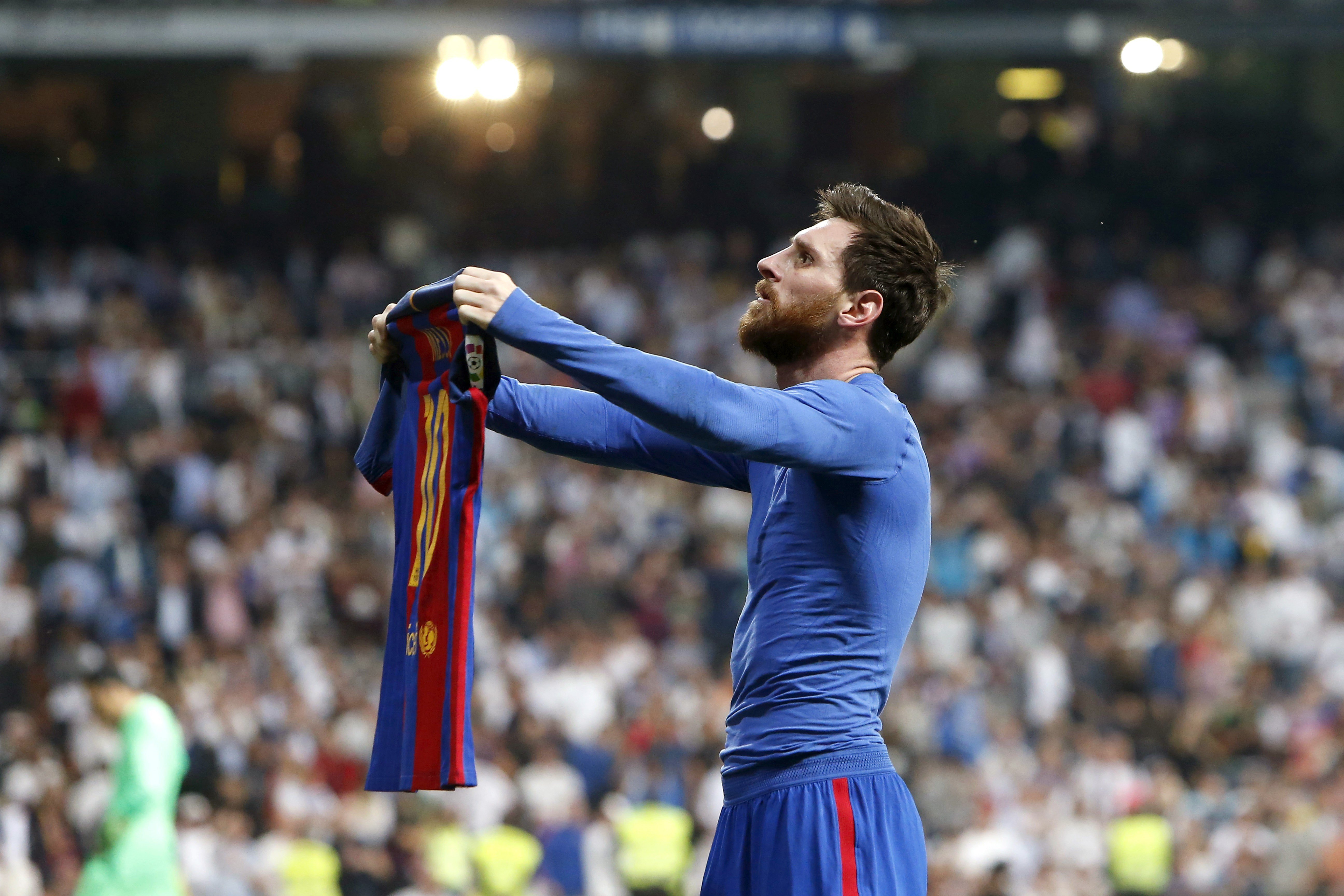 Messi regala un libro y rosas en el Bernabéu (2-3)