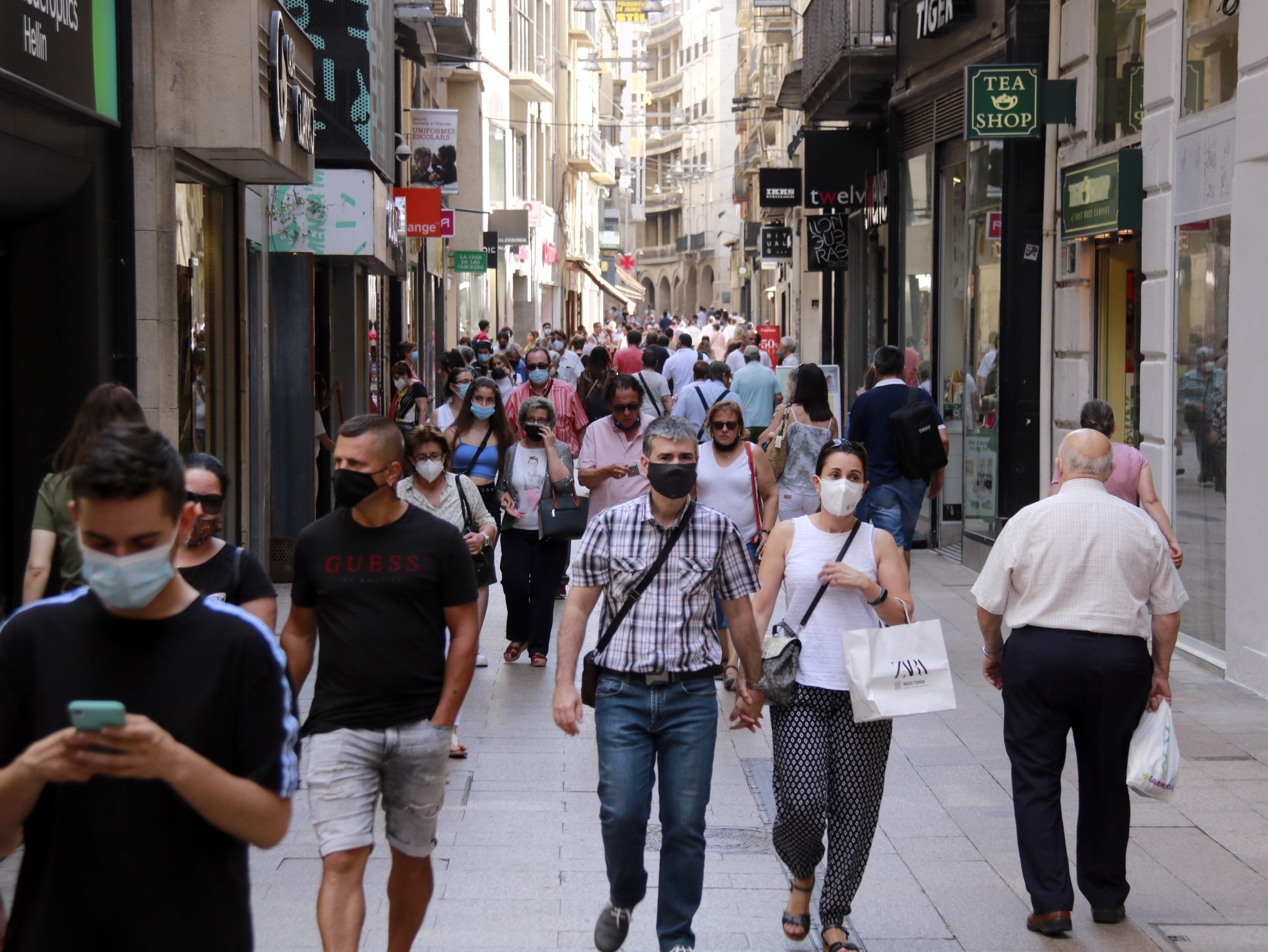 Covid | Espanya torna a la zona de risc alt pels contagis entre els joves