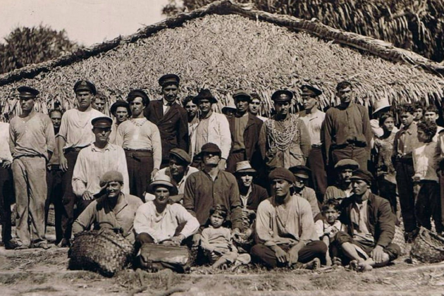 Fotografia d'un grup de pitcairnesos, descedents dels amortinats del Bounty i dels embarcats tahitians. Circa 1910. Font Pinterest (1)