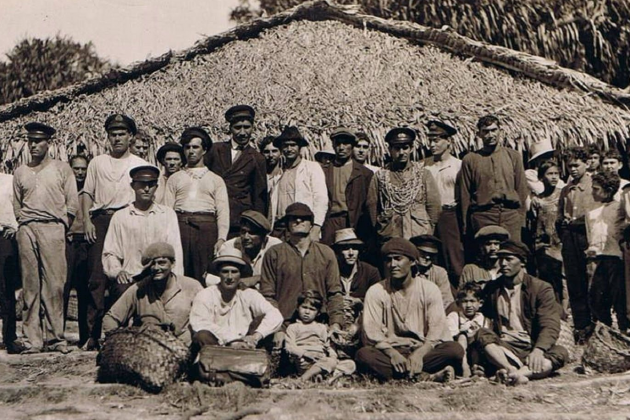 Fotografía de un grupo de pitcairnesos, descedentes de los amortinats del Bounty y de los embarcados tahitianos. Circa 1910. Font Pinterest (1)