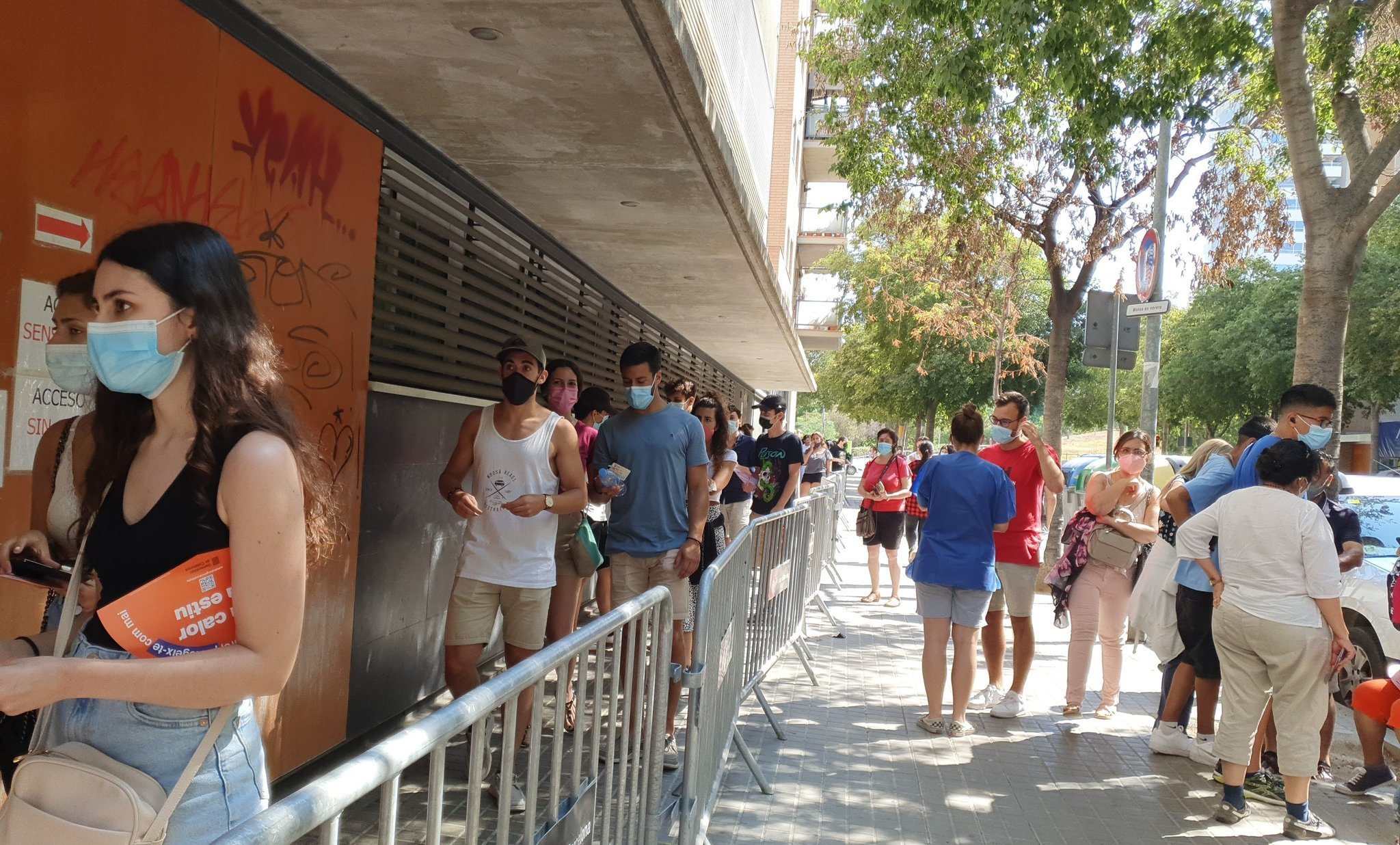Largas colas de jóvenes en un CAP barcelonés para vacunarse sin cita previa