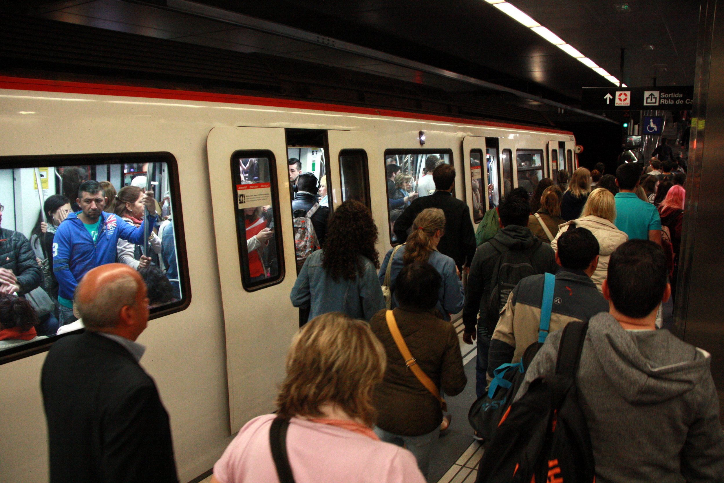 Los sindicatos acusan a TMB de "hacer salir más trenes de los que tocaban"