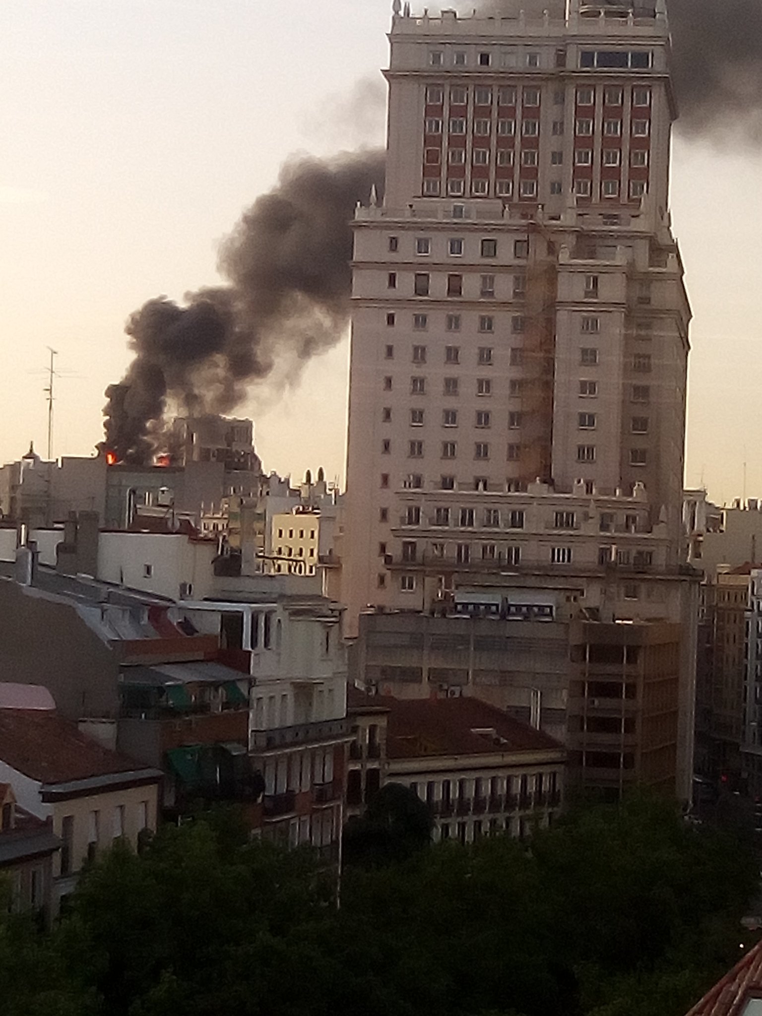 Arde la cubierta de un hotel en la Gran Vía de Madrid