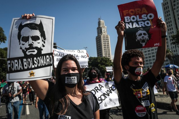 Una joven se manifiesta contra el gobierno de Jair Bolsonaro en Brasil / Efe