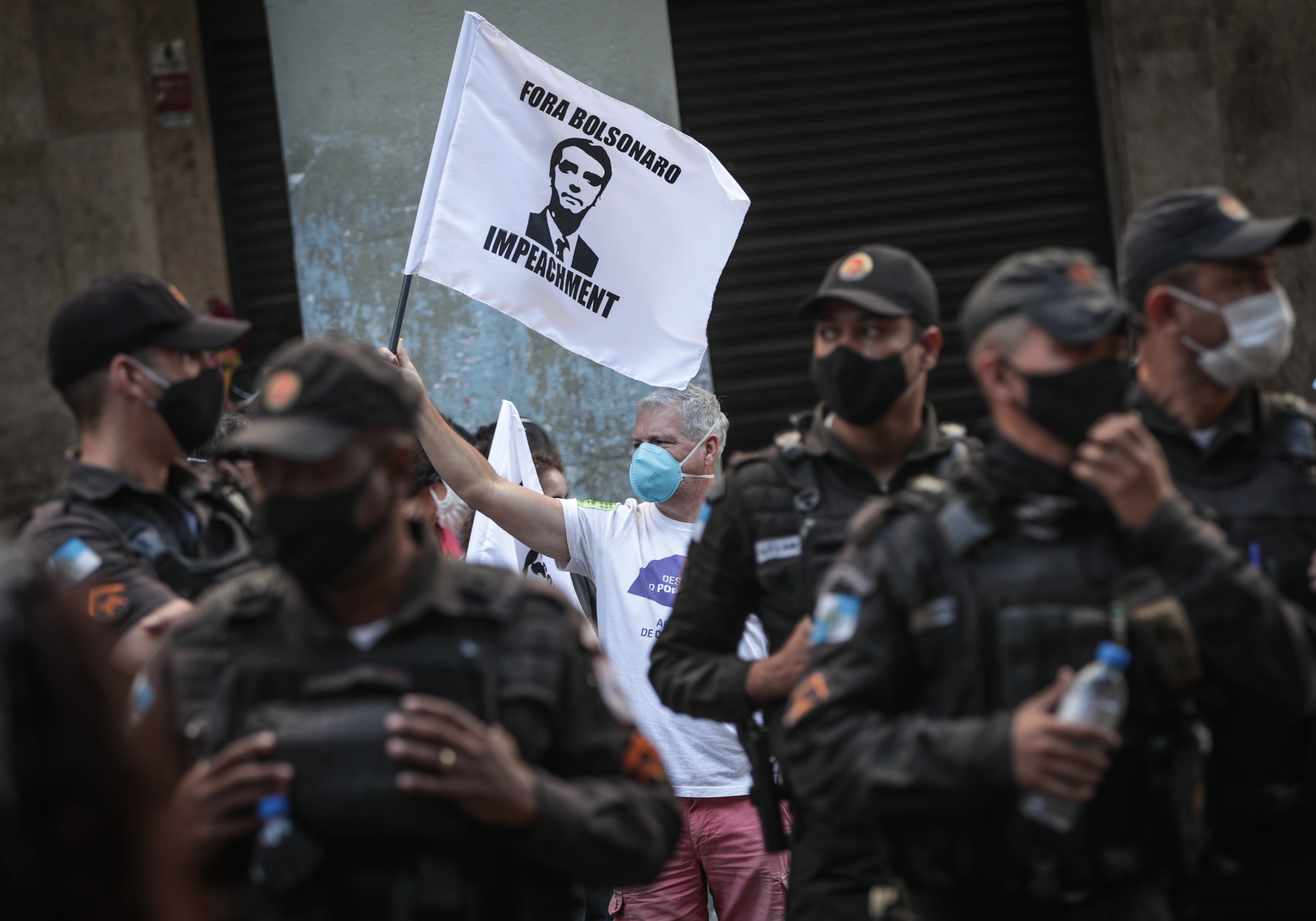 hombre manifestación contra Jair Bolsonaro / Efe