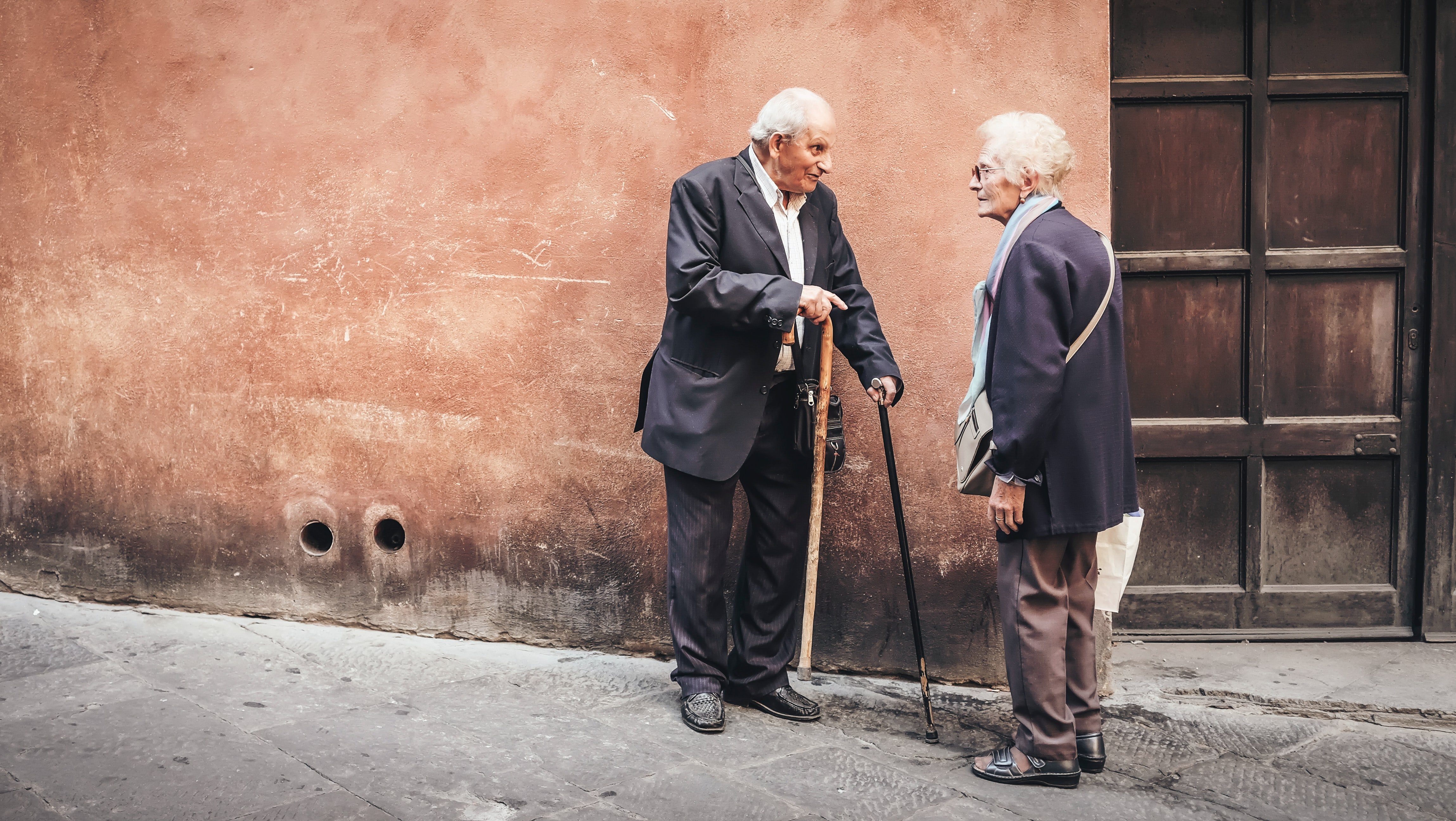 Ancianos hablando