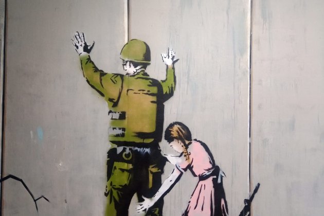 niña soldado bansky