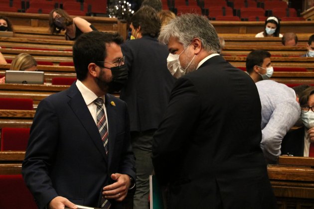 Pere Aragonès con el presidente de Junts, ALbert Batet en el pleno del Parlament   ACN