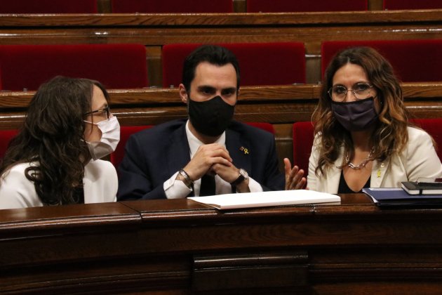 Tània Verge, Reger Torrent y Laura Vilagrà en el pleno del Parlament   ACN