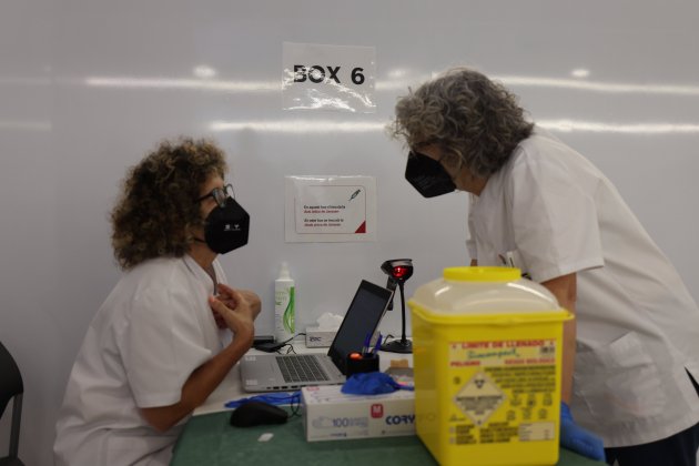 Enfermeras hablando en el box, bus vacunacion movil Seat vacuna Jansen Arc de Triomf coronavirus Colas vacunacion   Sergi Alcazar (11)
