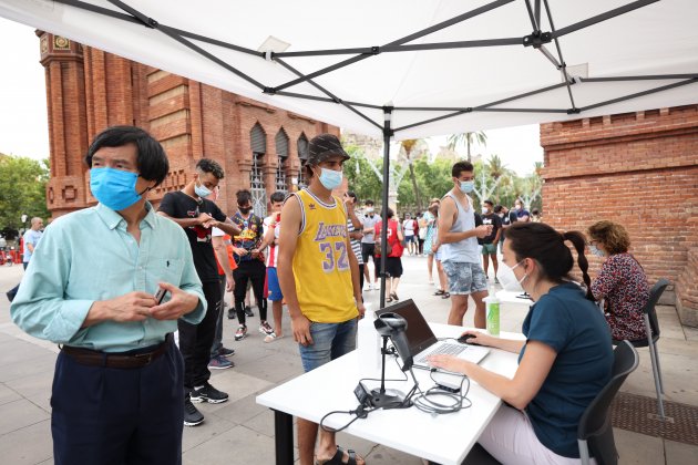 Acreditación, bus|buzo vacunacion movil Seat vacuna a Jansen Arc de Triomf coronavirus Colas vacunacion Sergi Alcazar (14)