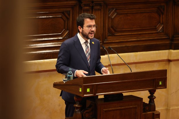 Pere Aragonès en el pleno del parlament, hablando en el atril - Sergi Alcàzar