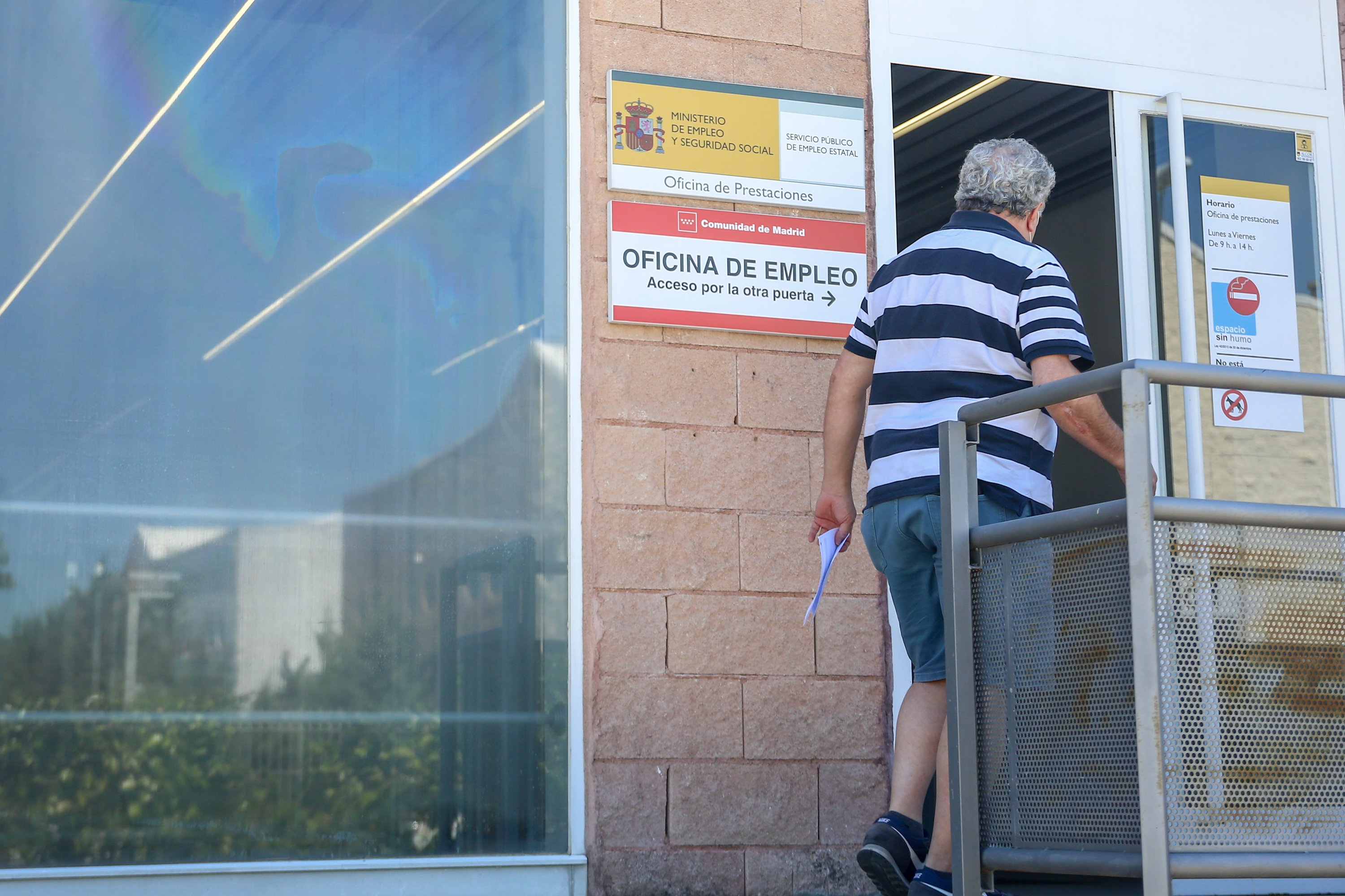 Espanya redueix l'atur en un mes d'octubre per primera vegada en 46 anys