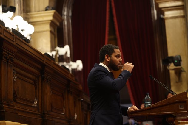 Chaparral bebiendo agua en el pleno del parlamento - Sergi Alcàzar