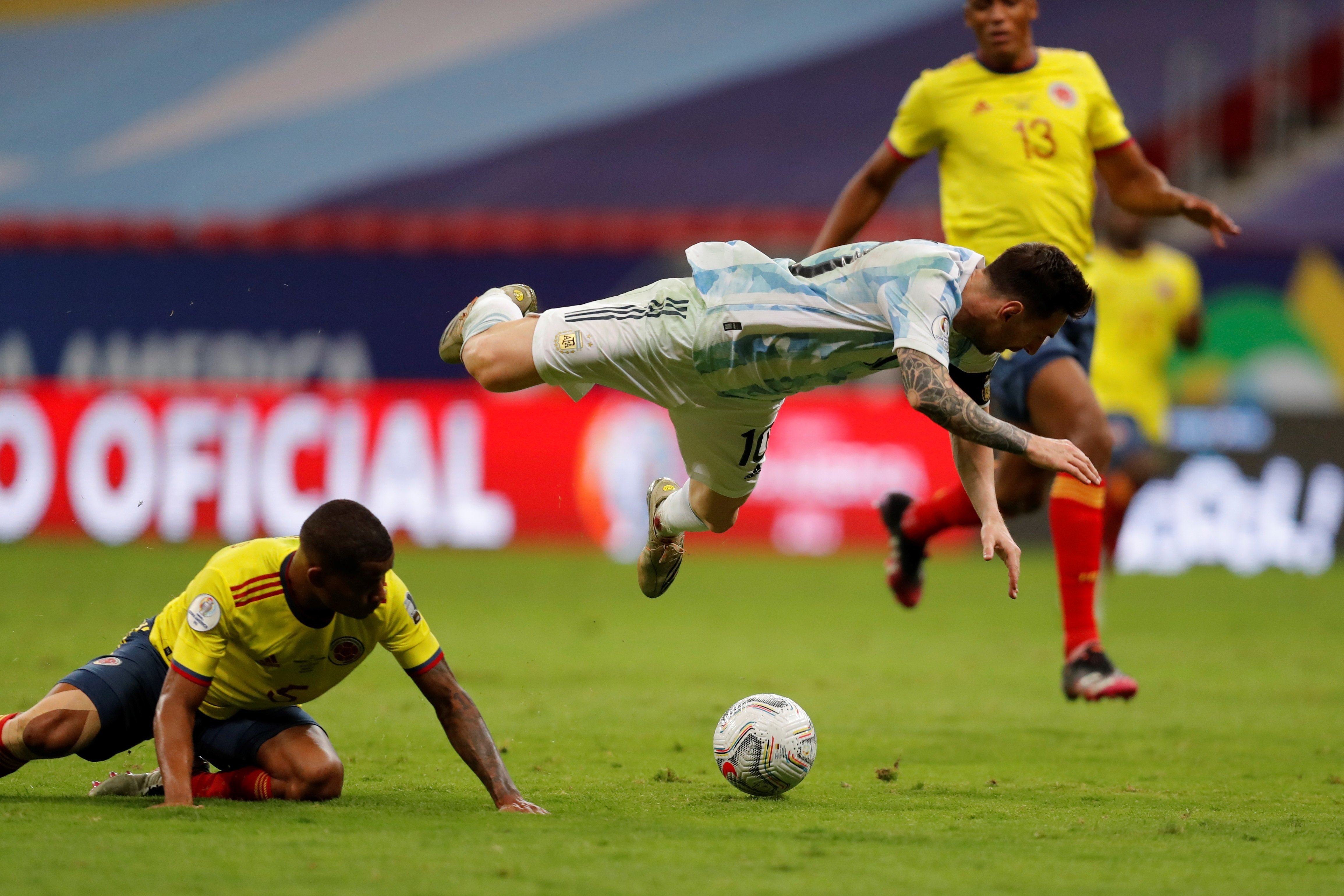 Messi recibe una falta y tiene sangre en el tobillo