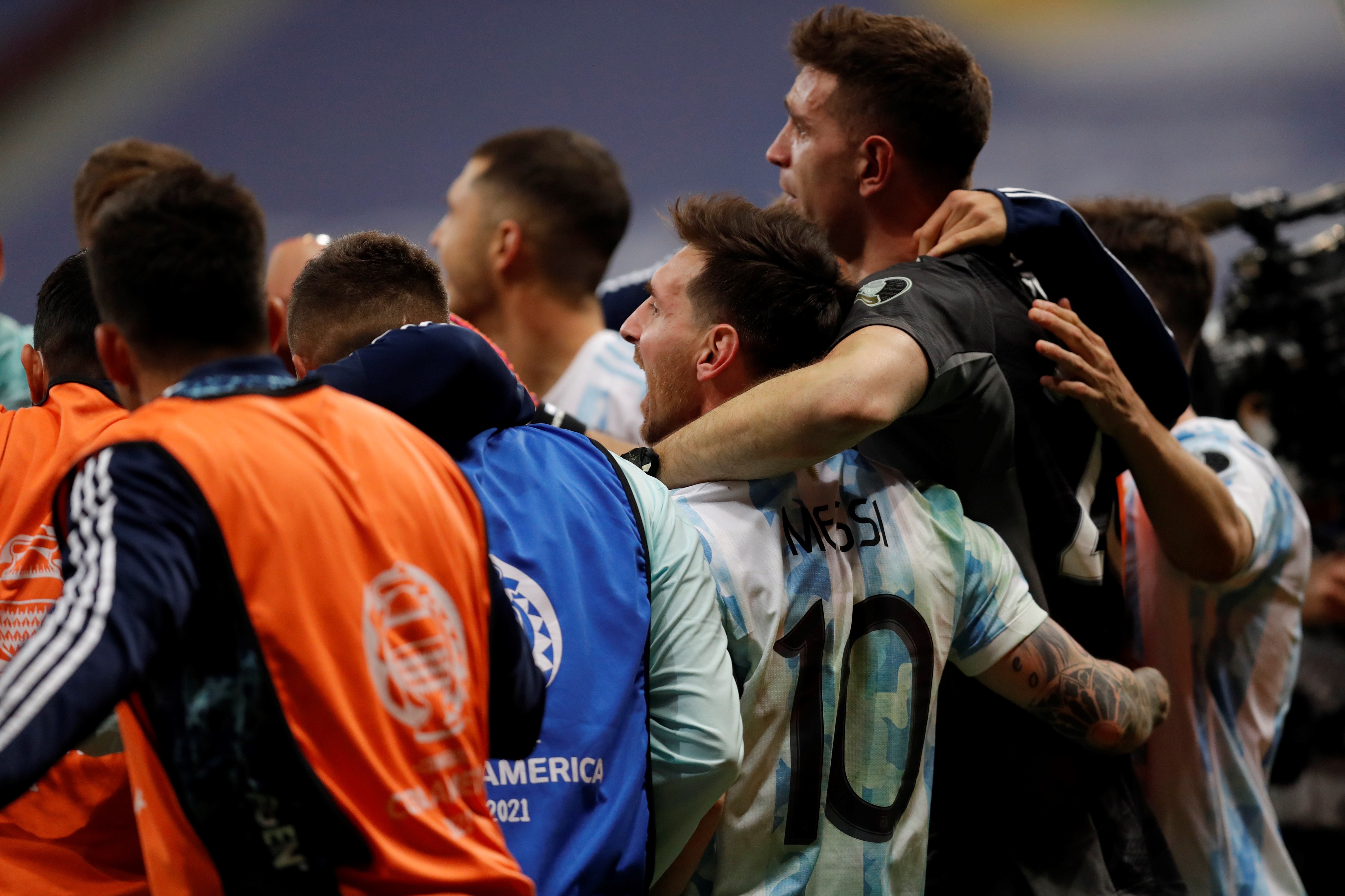 Abrazo de los jugadores argentinos