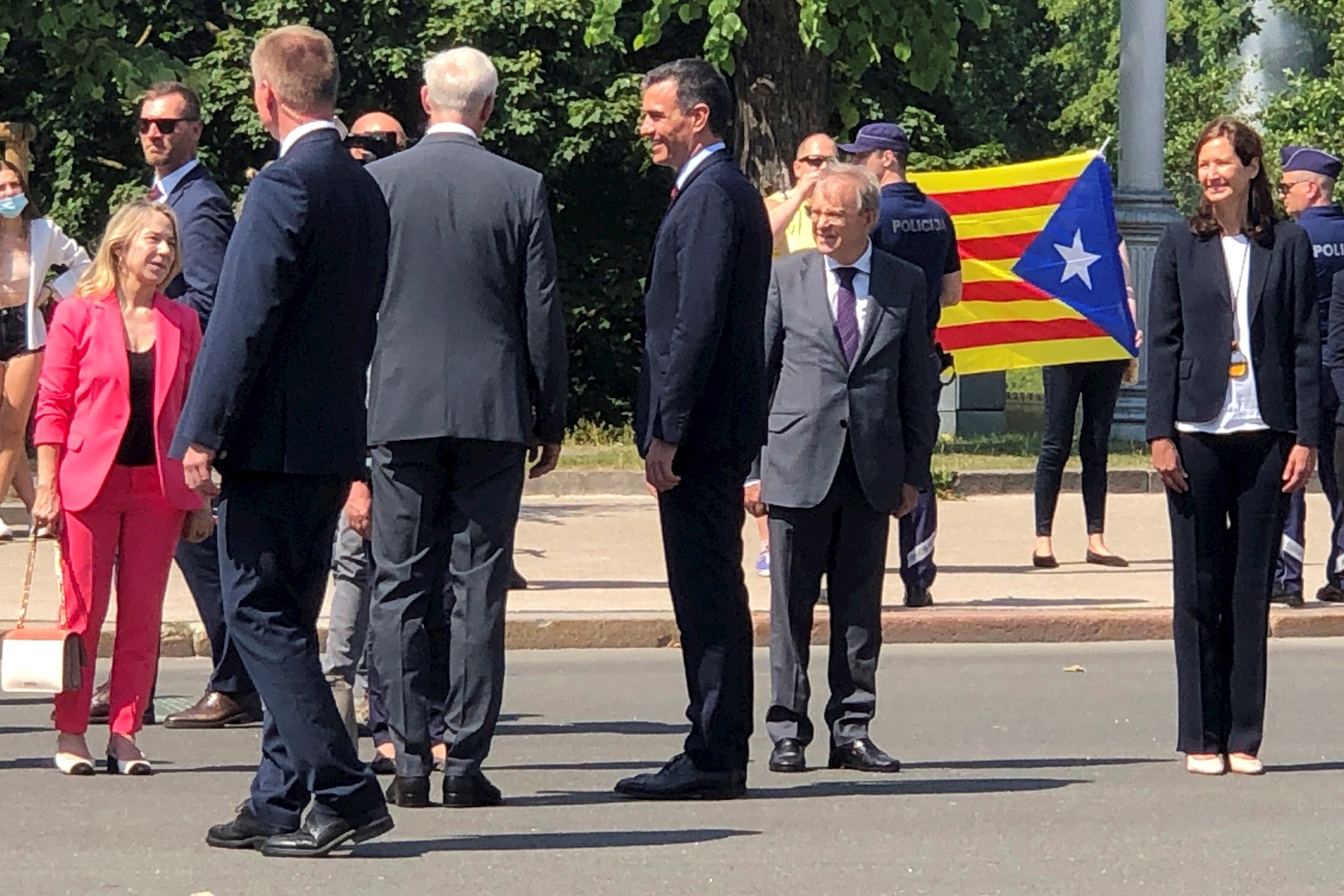 Catalan 'estelada' flag at Spanish PM's offering to Latvian independence struggle