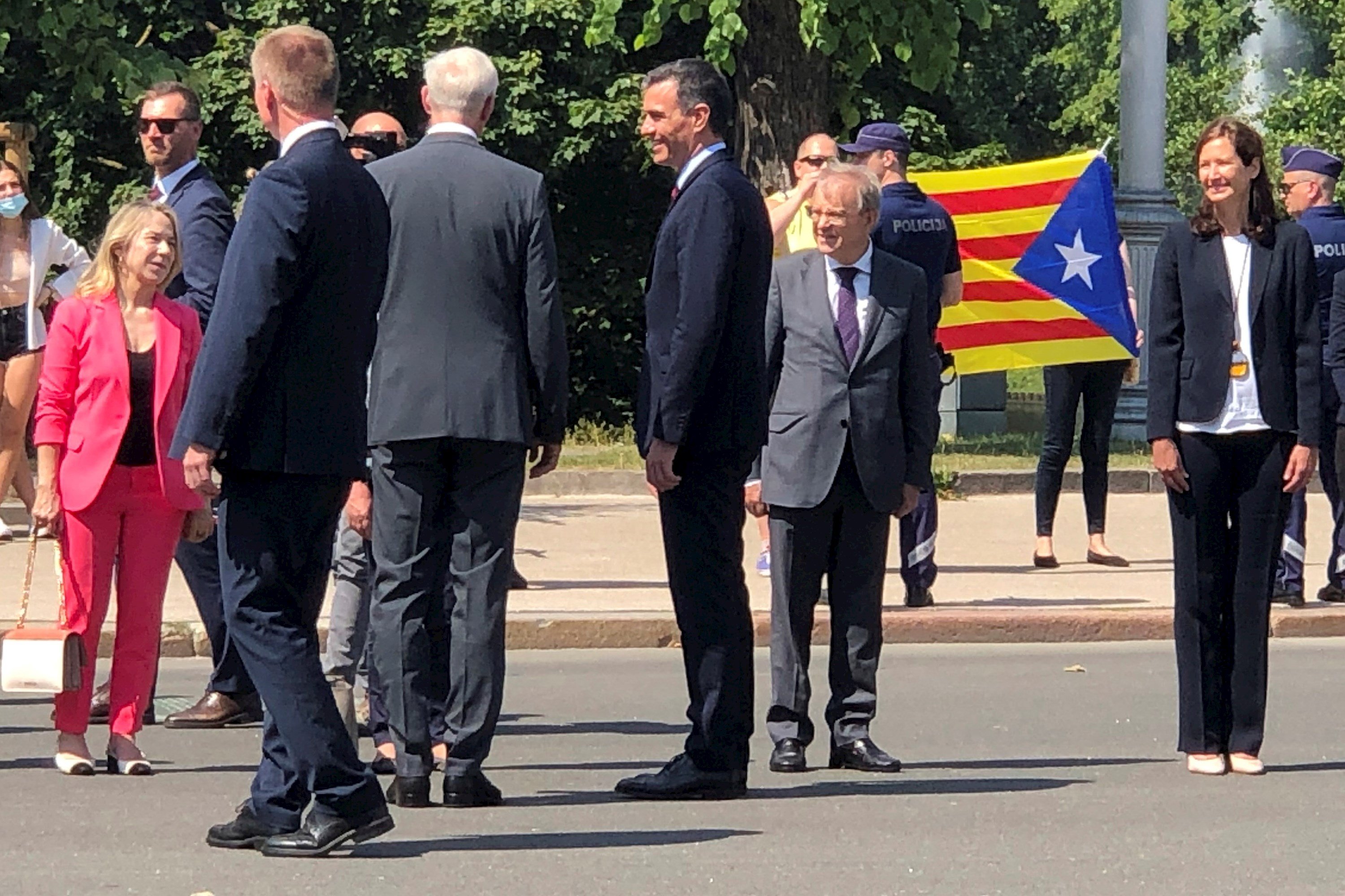 Una estelada se cuela en la ofrenda de Sánchez a los independentistas de Letonia