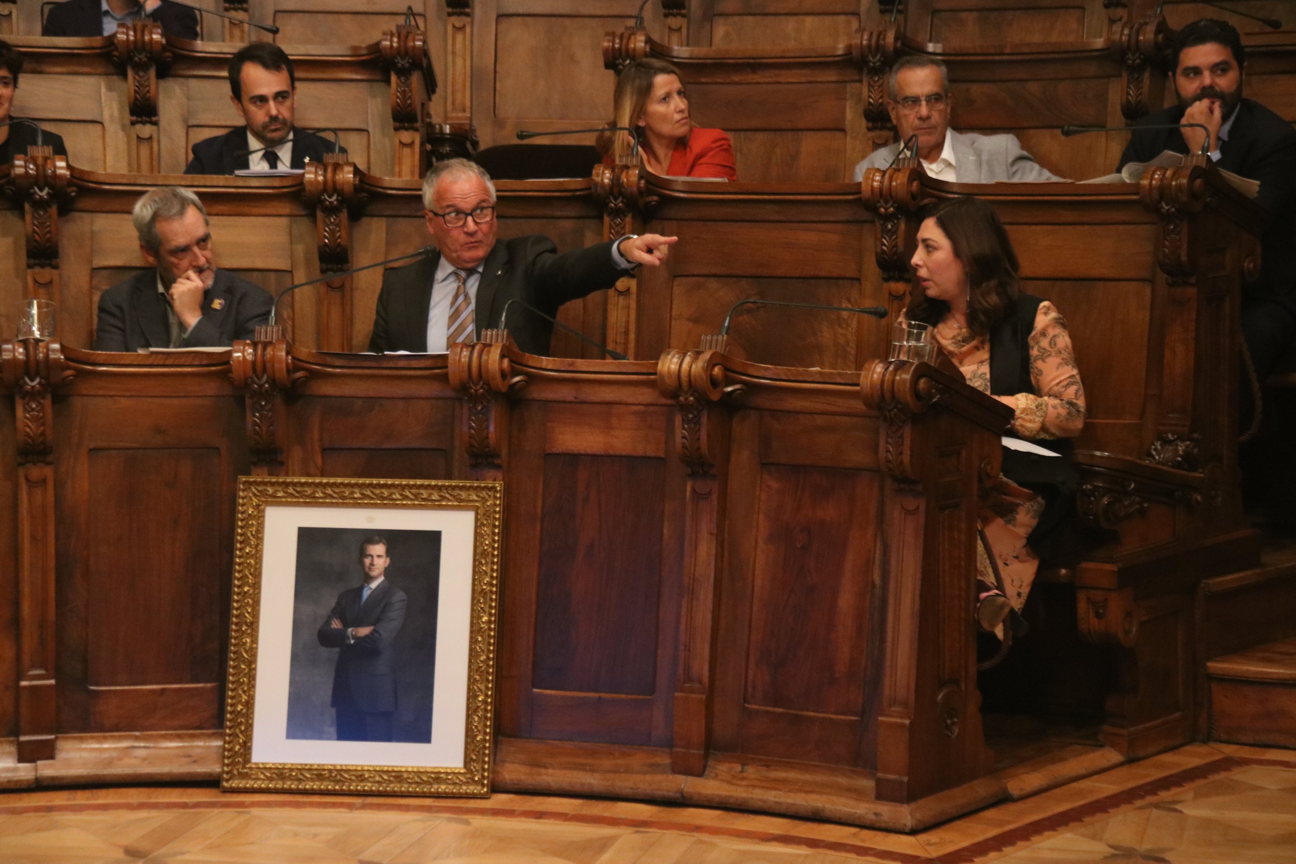 Bou insiste a Colau con el retrato de Felipe VI: "No es política, es legalidad"