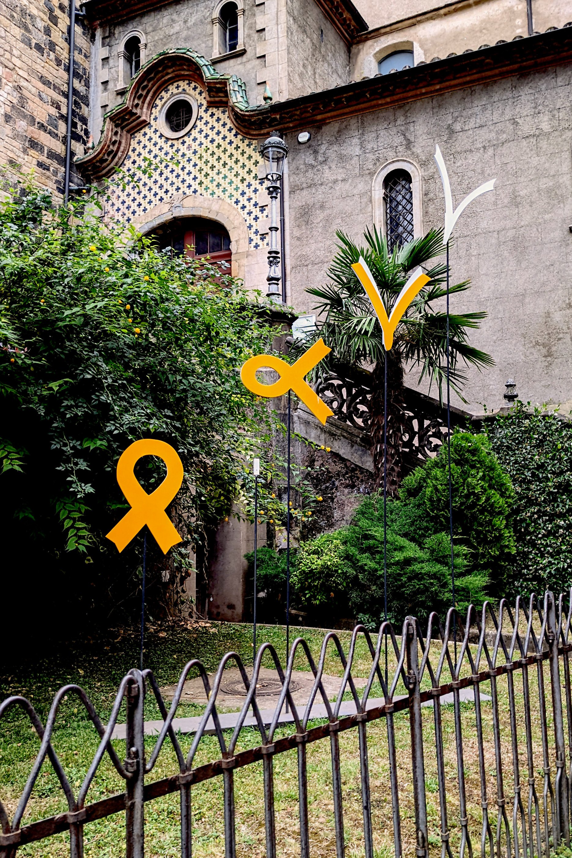 Lazos amarillos llibertat olot escultura / acn