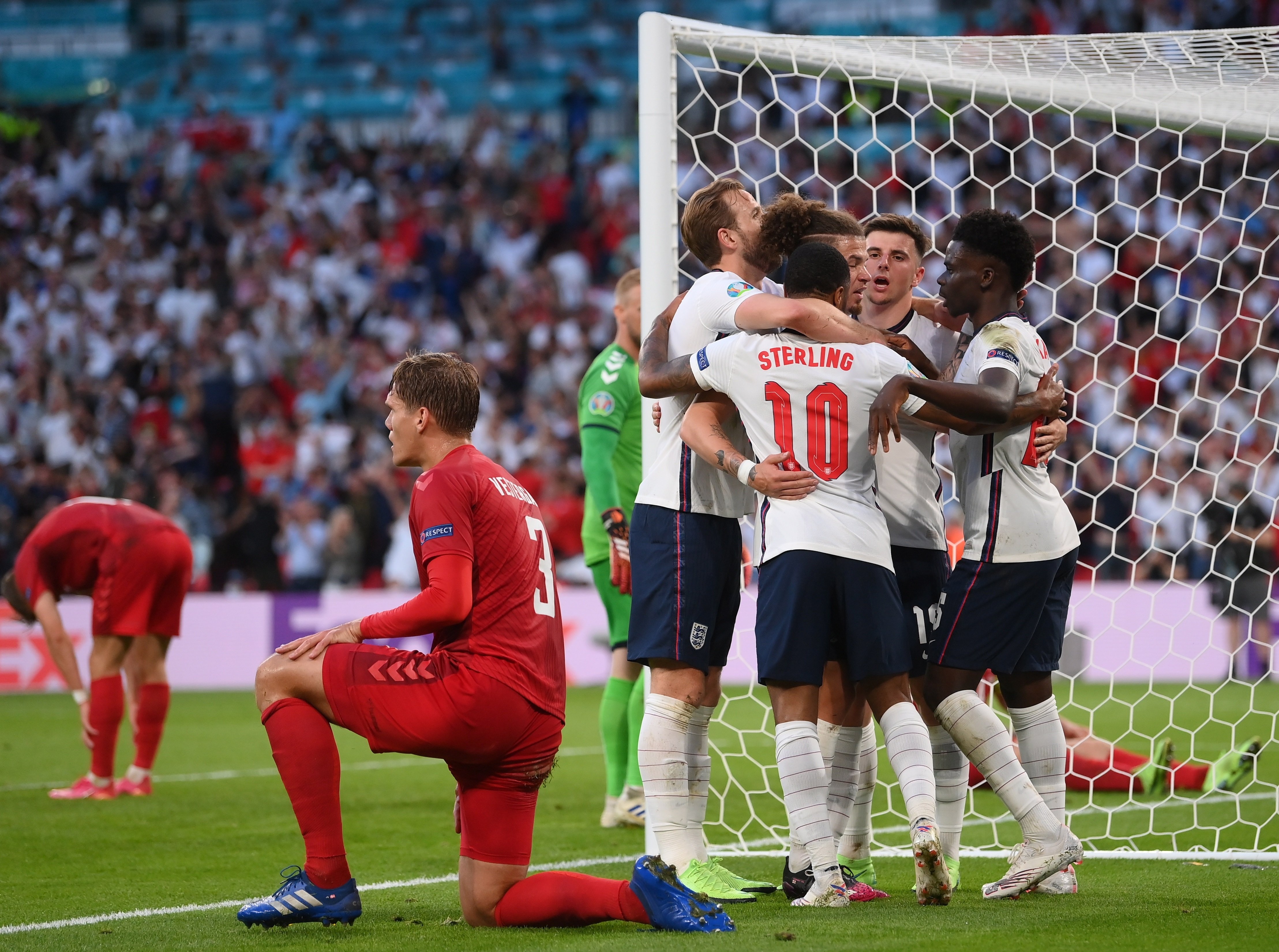 Inglaterra accede a su primera final de la Eurocopa con polémica (2-1)