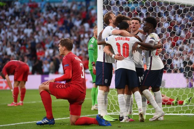 celebraqcion gol inglaterra dinamarca eurocopa efe