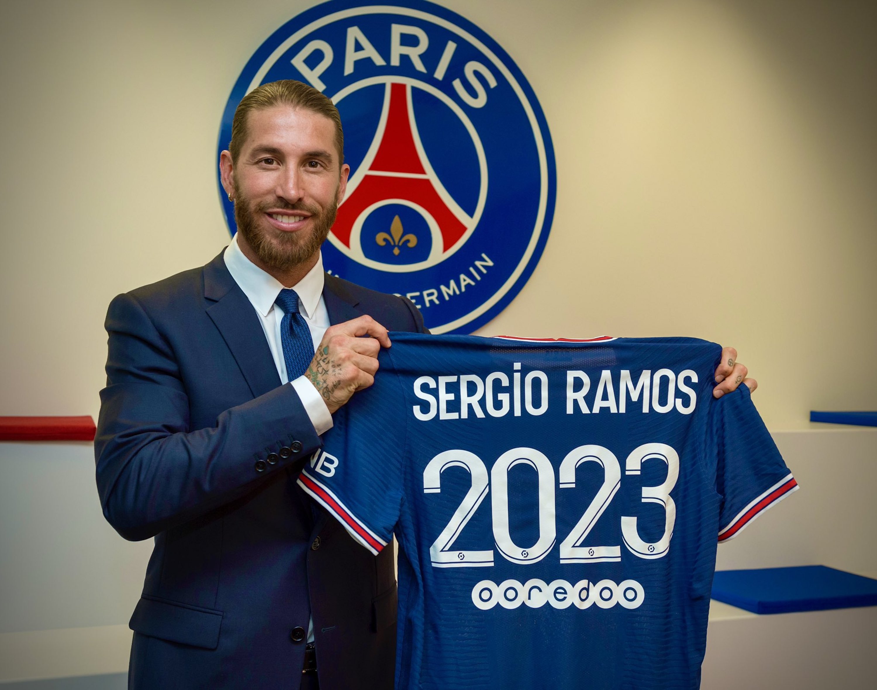 Ramos, amb unes canyelleres en les quals aixeca la Champions... amb el PSG!