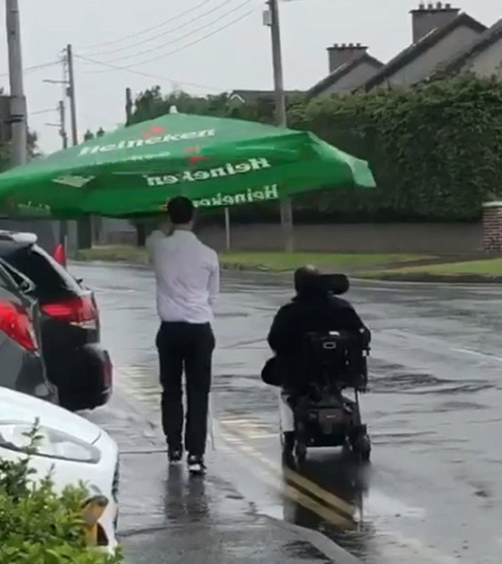 Vídeo: Un cambrer protegeix un client en cadira de rodes durant un temporal