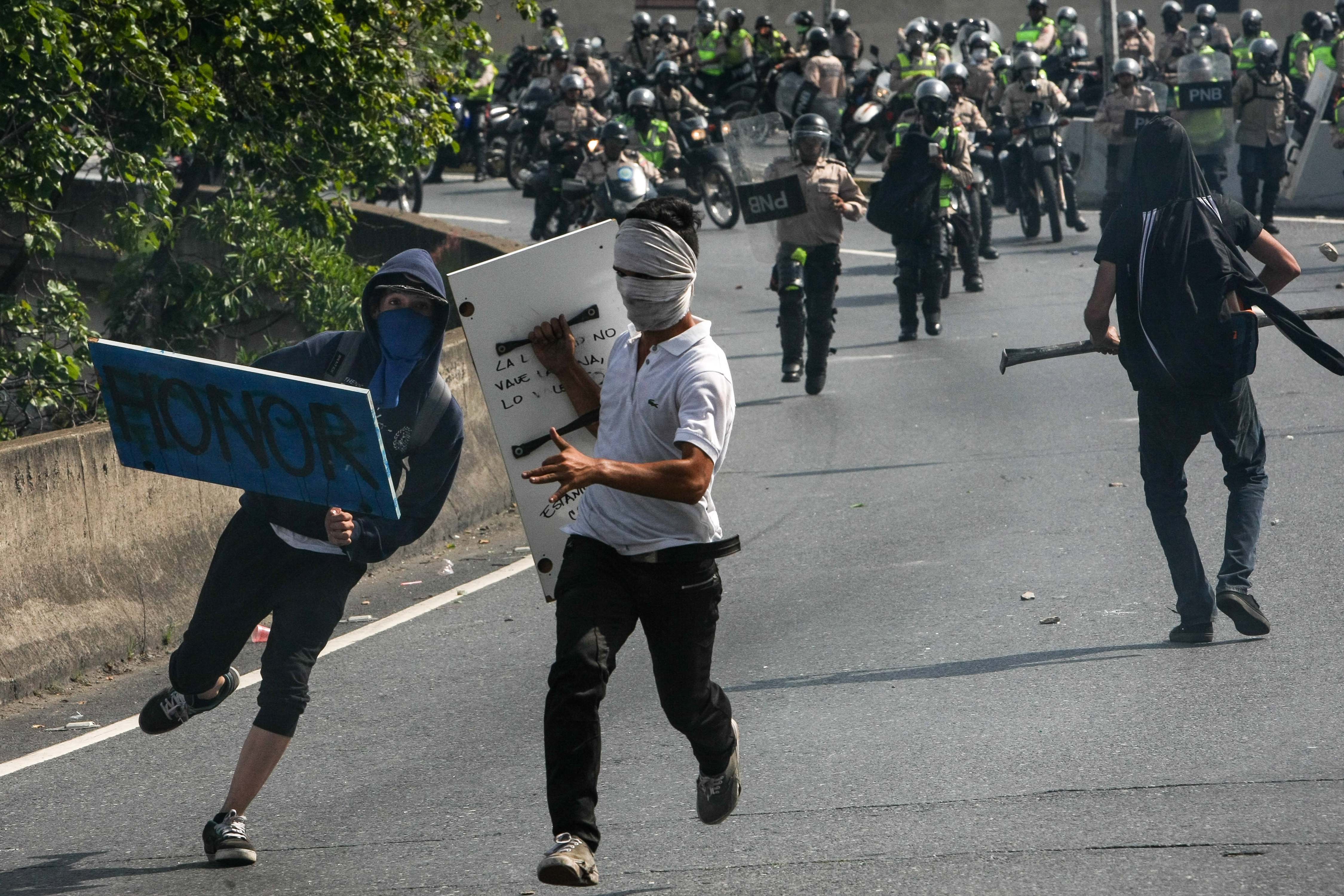 Veneçuela ja suma 24 morts després d'un mes de protestes