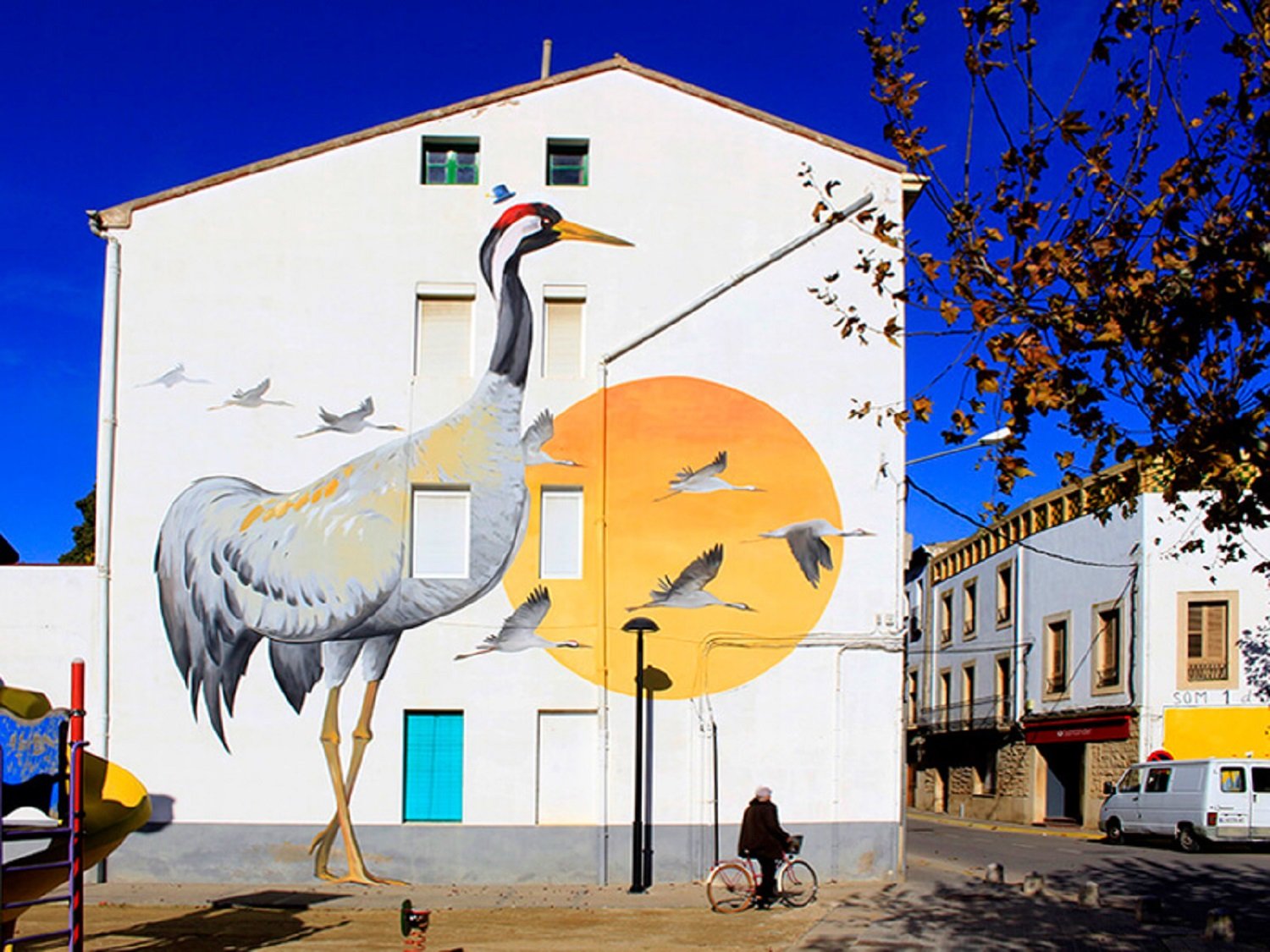 L'enciclopèdia mural que omple d'ocells gegants els carrers d'Ivars d'Urgell