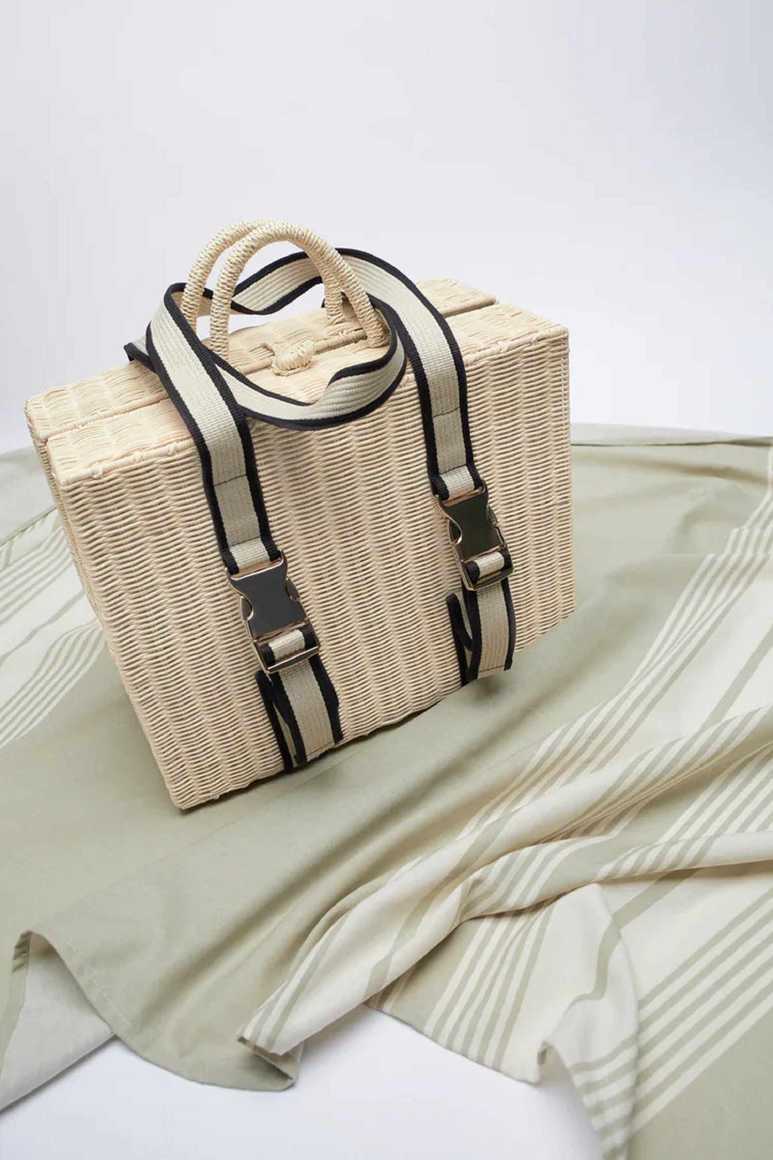 Zara presenta sus cestas de pícnic para un verano idílico y 'vintage'