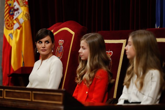 Letizia mira a Leonor y Sofía GTRES