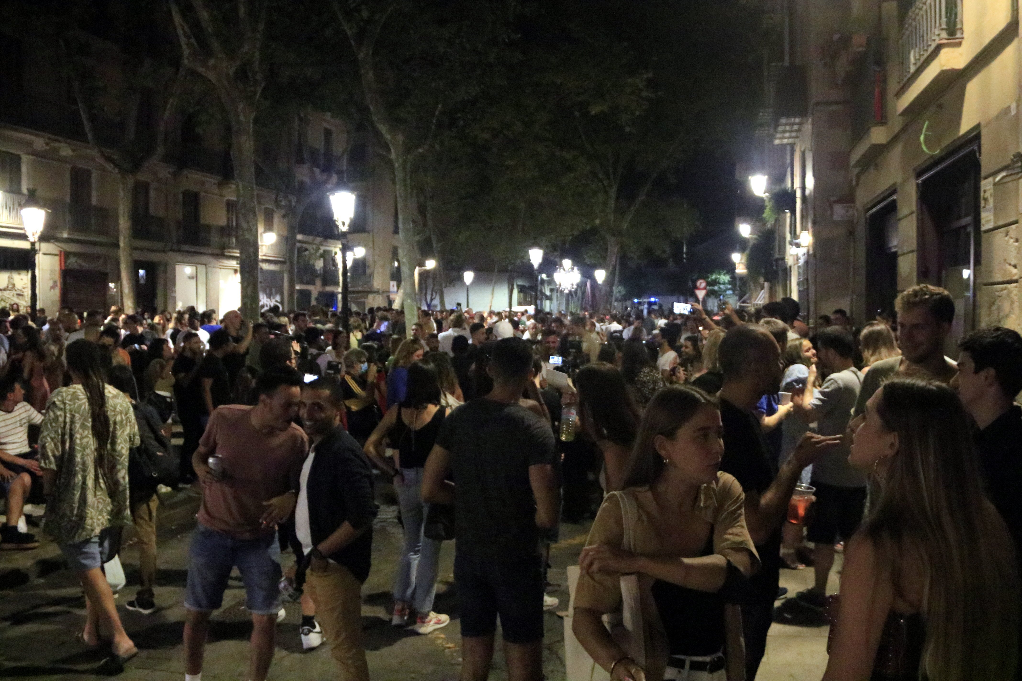 Desallotjaments per 'botellons' a Barcelona el primer dia d'oci nocturn tancat