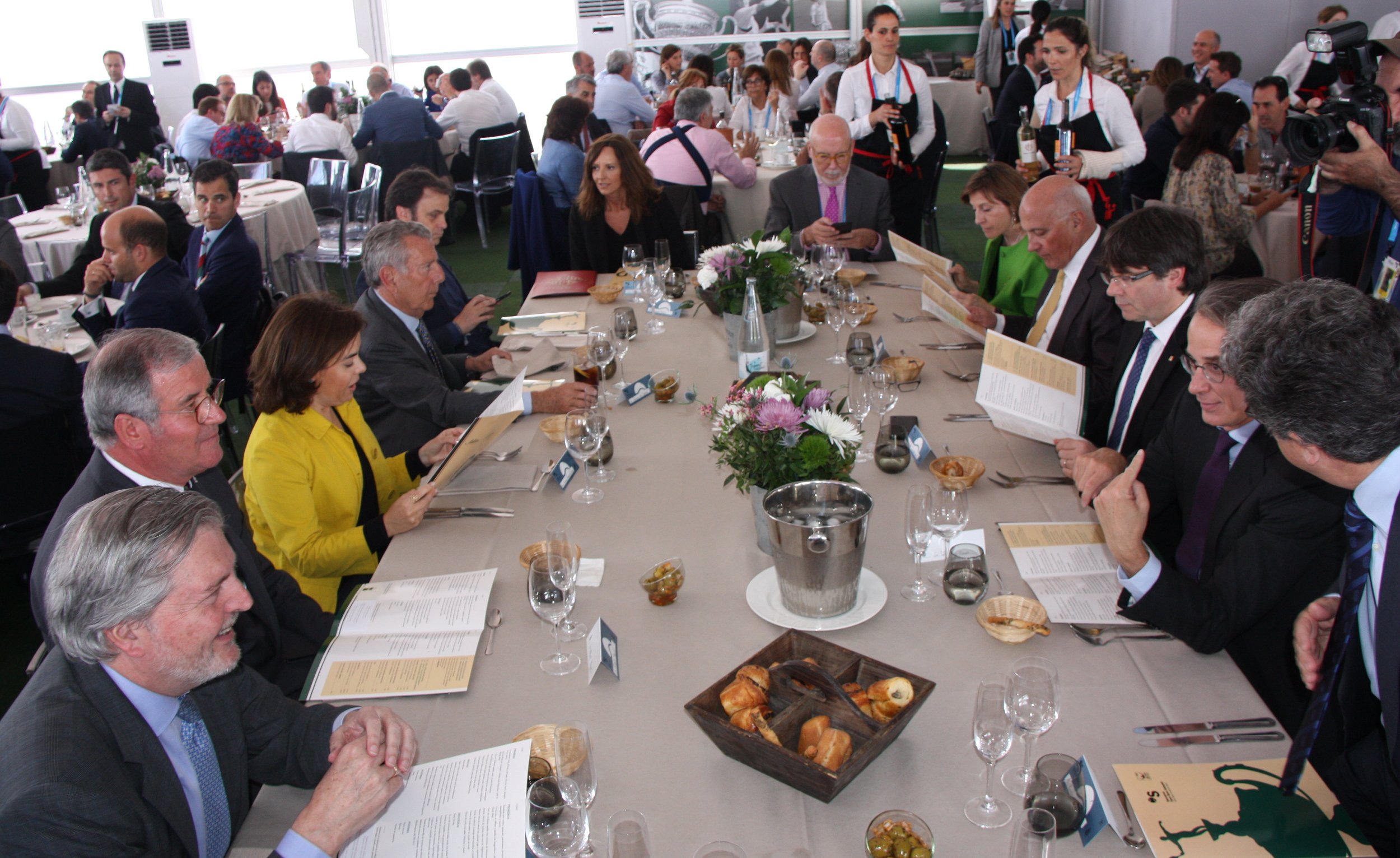 Puigdemont y Soraya comparten mesa en la comida del Barcelona Open Banc Sabadell