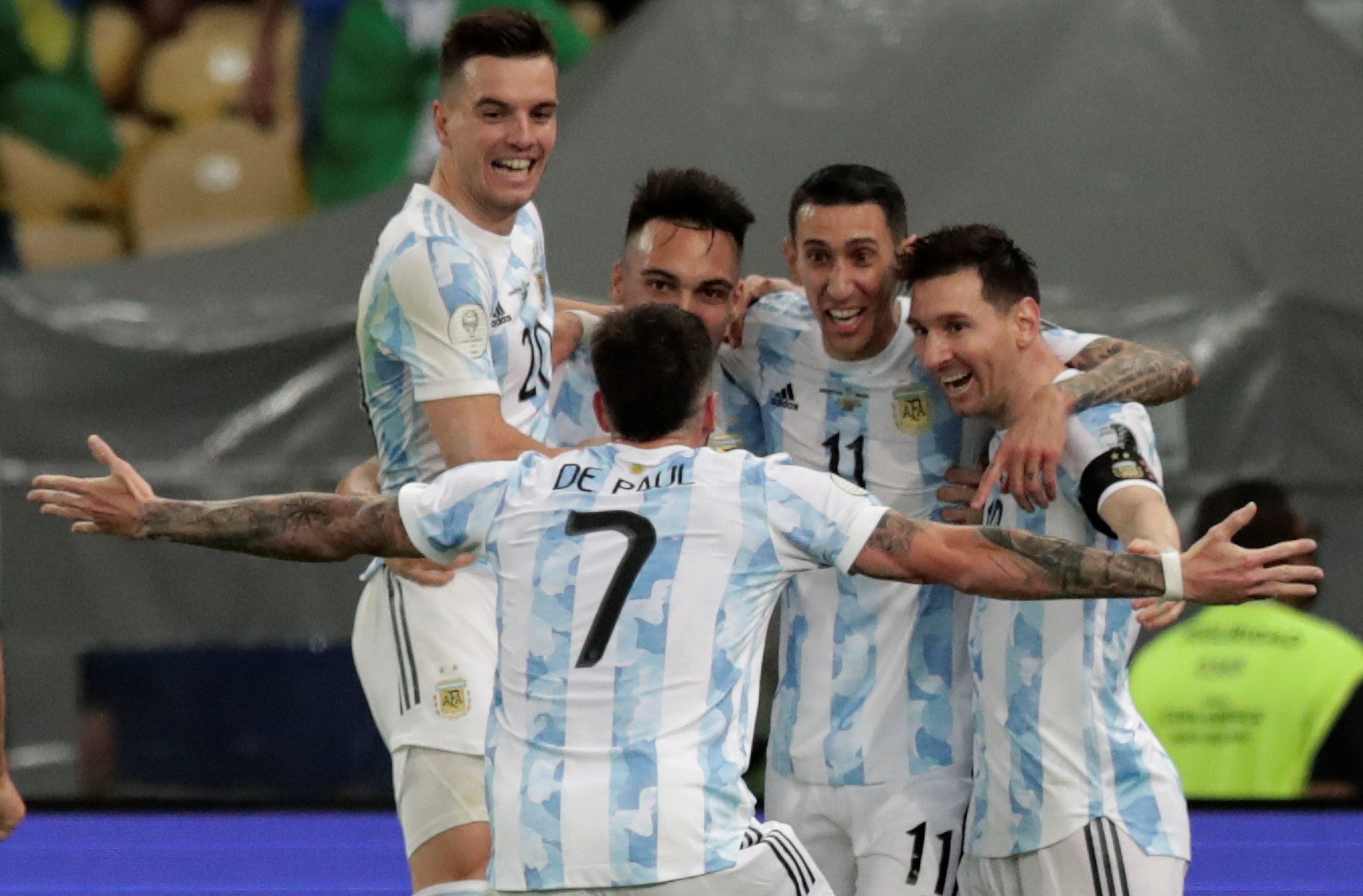 Los argentinos celebran el gol de Di María que vale un título