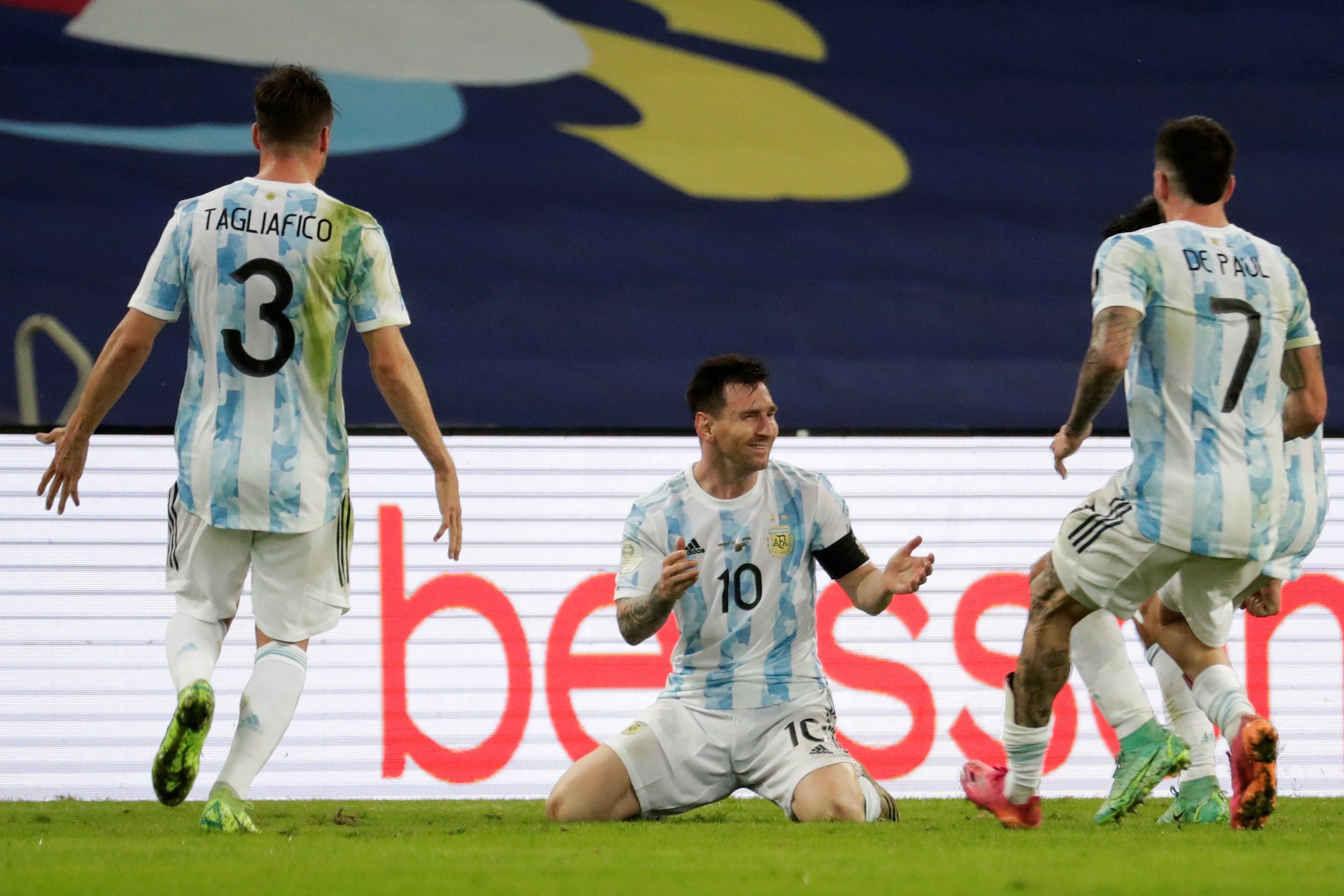 Los compañeros de Messi fueron rápidamente a abrazarlo cuando acabó el partido