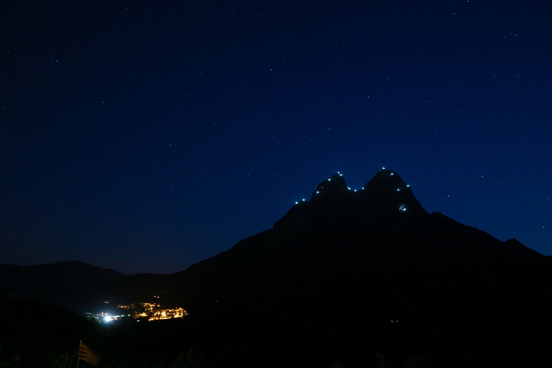 La ANC conectará Catalunya y el País Vasco con puntos de luz en las cimas de los Pirineos