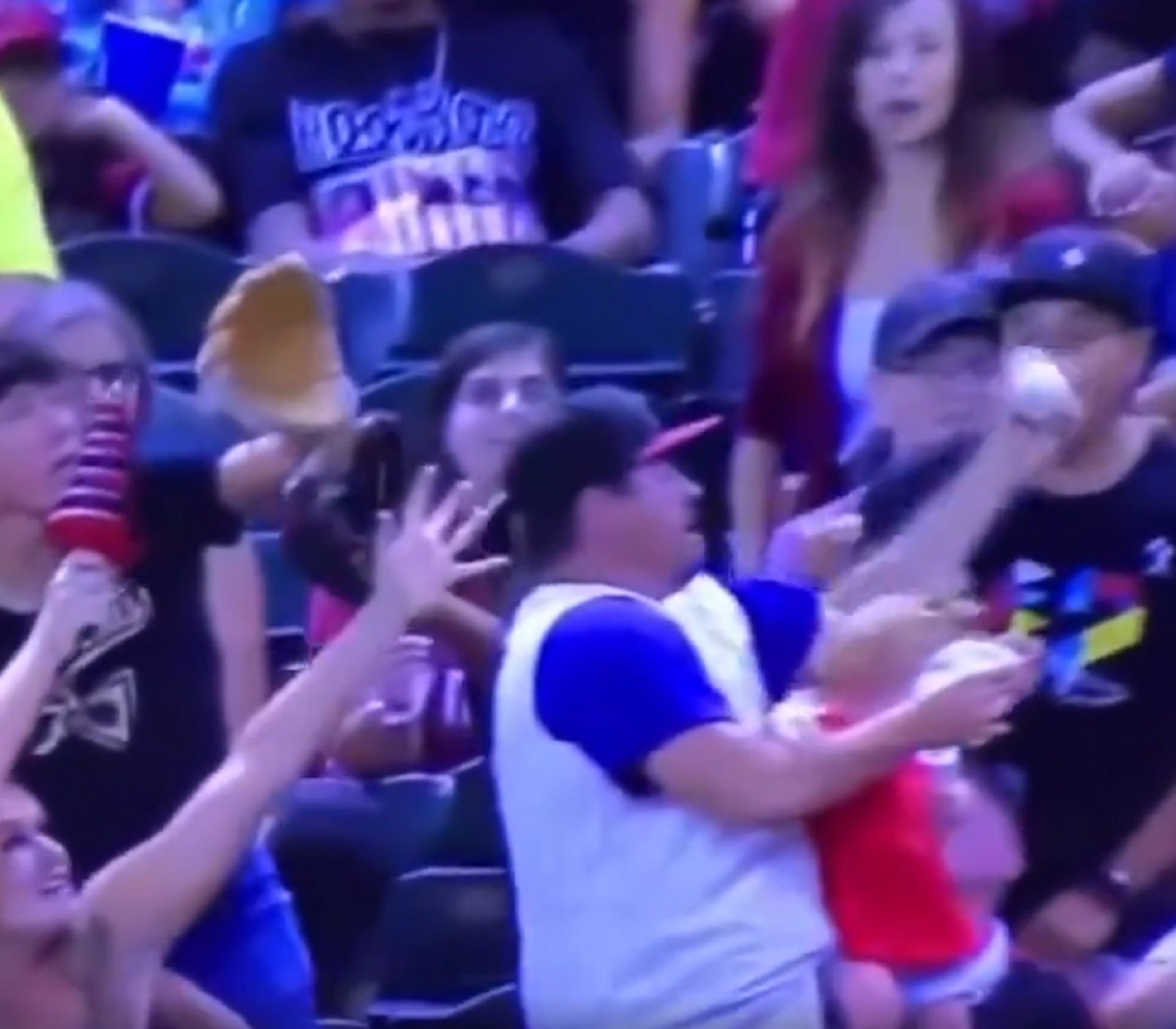 Vídeo: Atrapa al vuelo una pelota de béisbol con su bebé en brazos y una cerveza