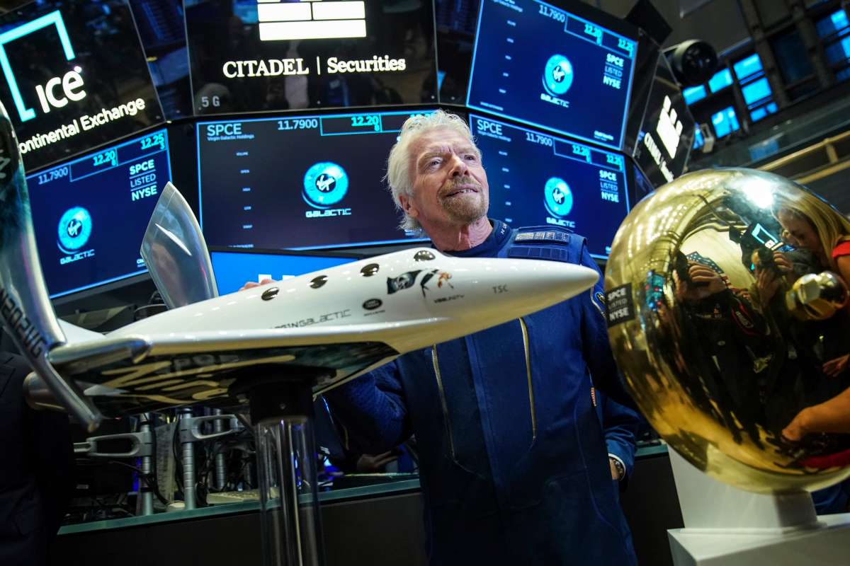 Richard Branson realiza con éxito el primer vuelo espacial turístico