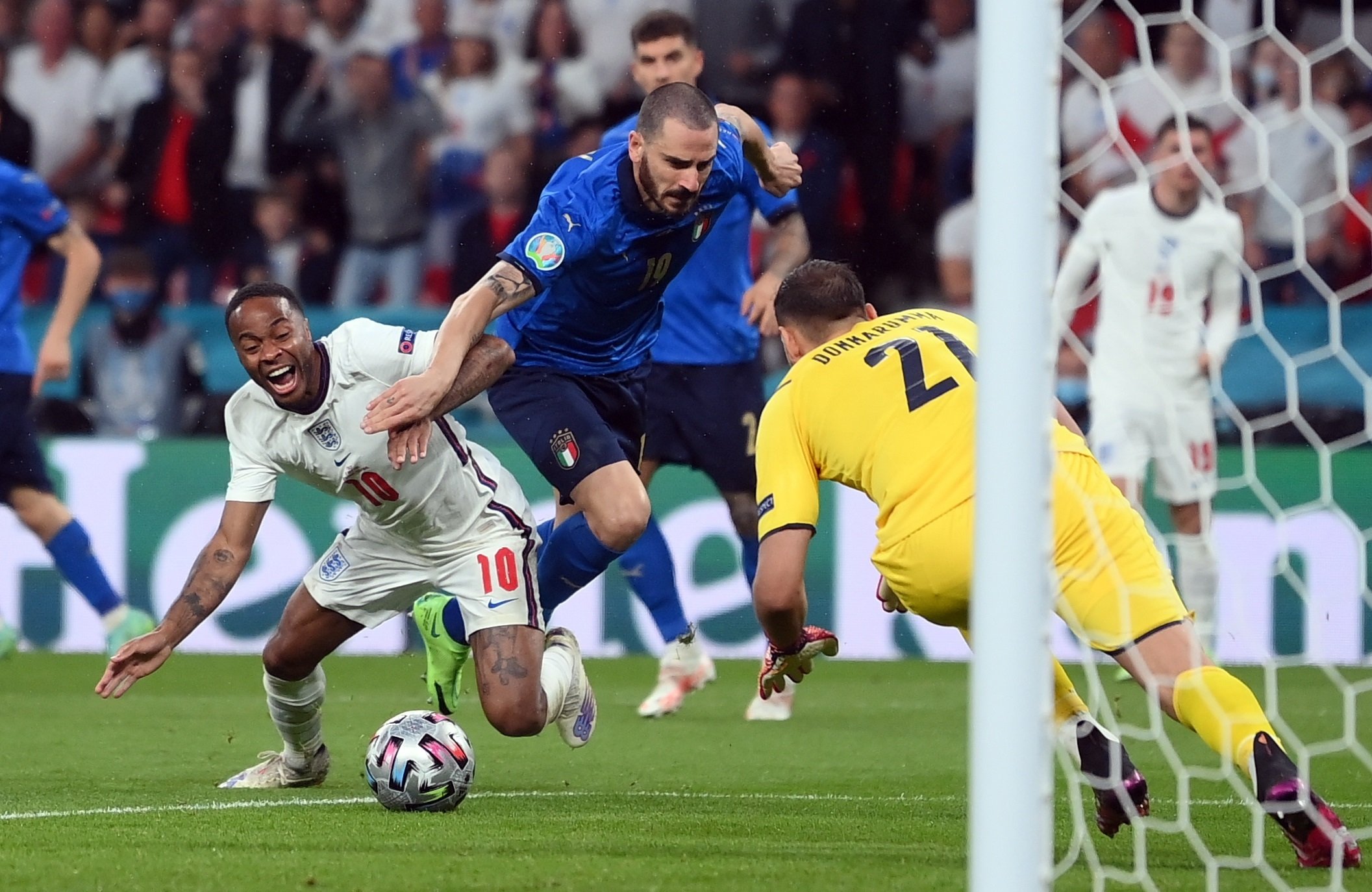 Los ingleses protestaron este posible penalti de Bonucci sobre Sterling