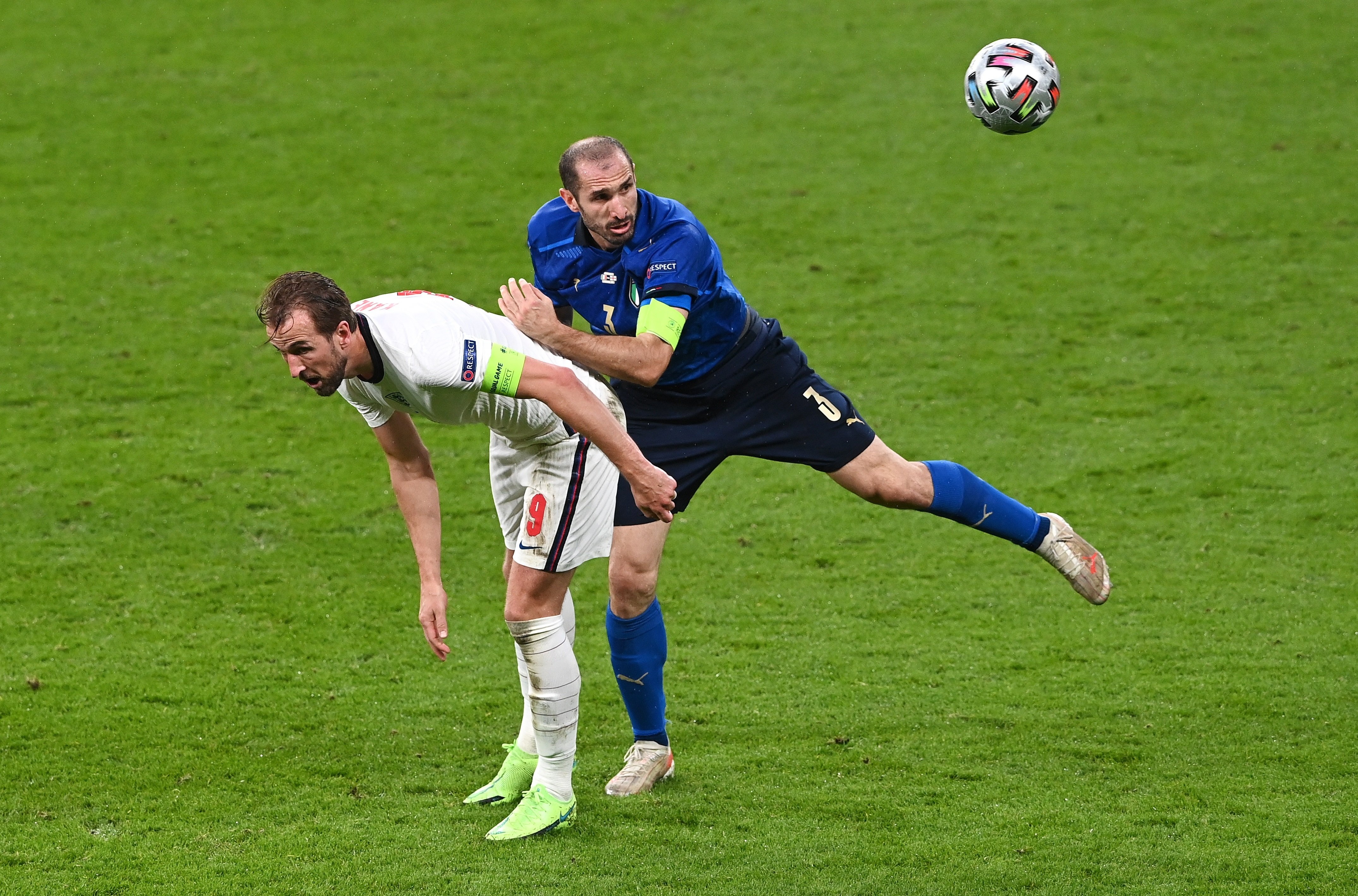 Chiellini y Kane protagonizaron un gran duelo durante toda la noche