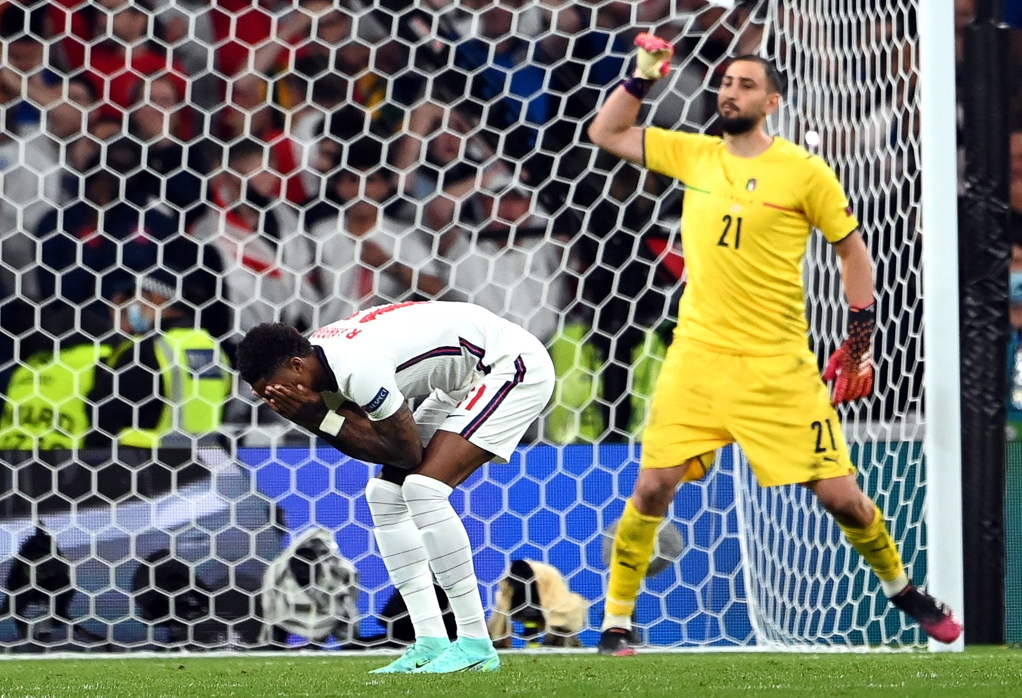 Gianluigi Donnarumma, MVP de la Eurocopa, celebrando el penalti que falló Rashford