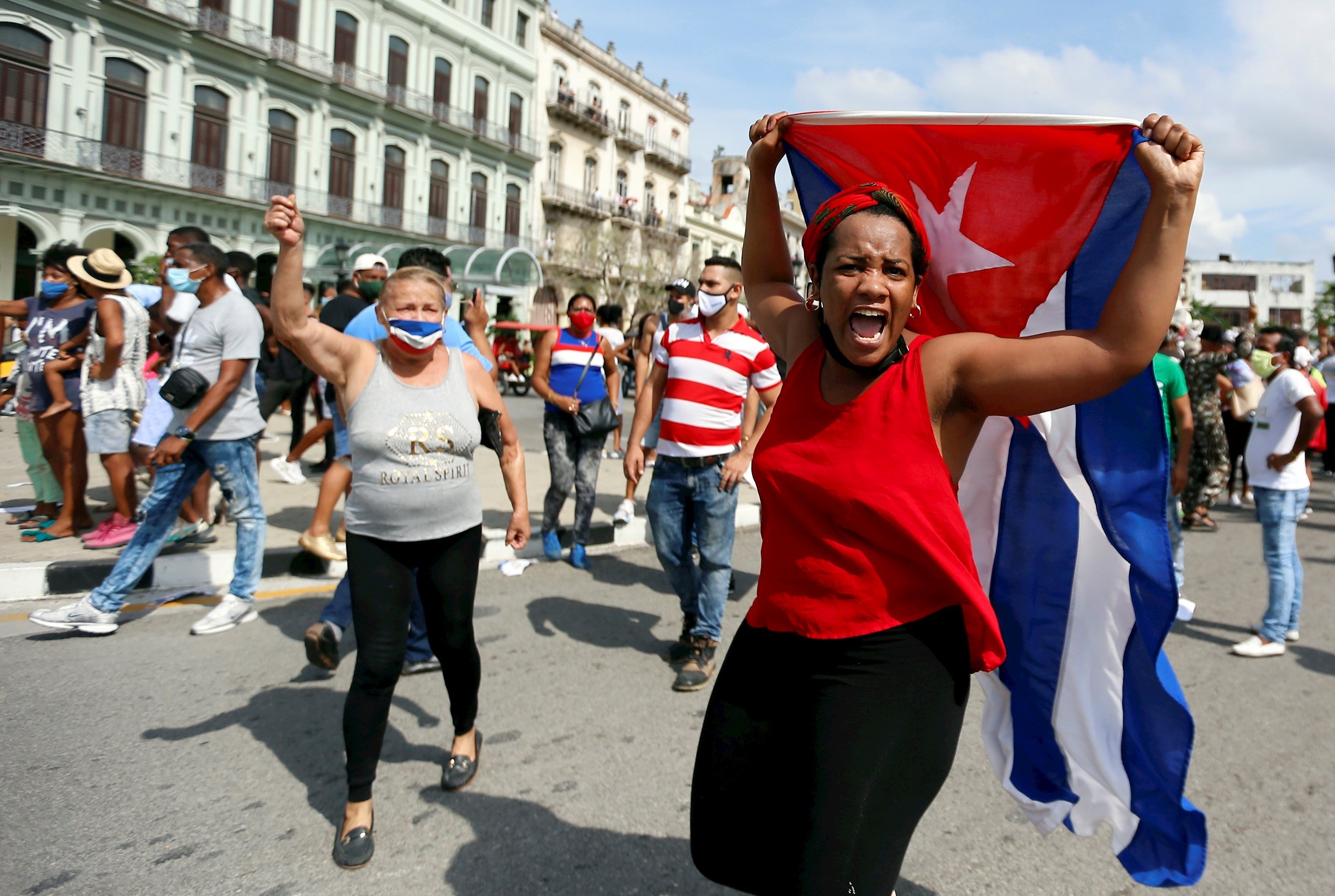 Milers de cubans surten als carrers contra el Govern, que crida a encarar-los