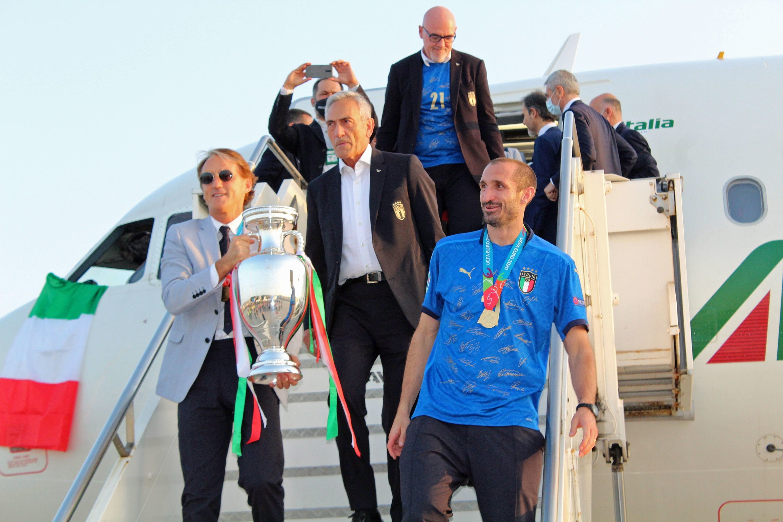 Los italianos han llegado a primera hora de la mañana a Roma con la copa