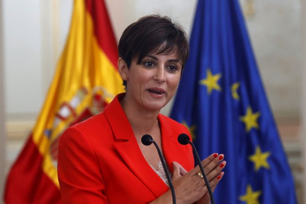 La ministra de Política Territorial, Isabel Rodríguez, recibe la cartera de lo ministro de Cultura y Deportas Miquel Iceta 02 EFE
