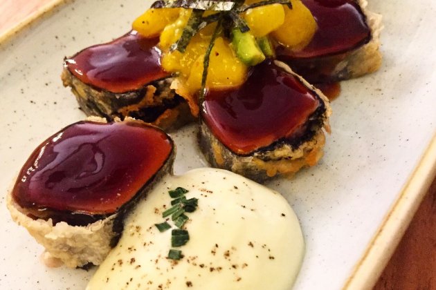 Tataki de atu rojo en tempura con ensaladilla de m…o y aguacate