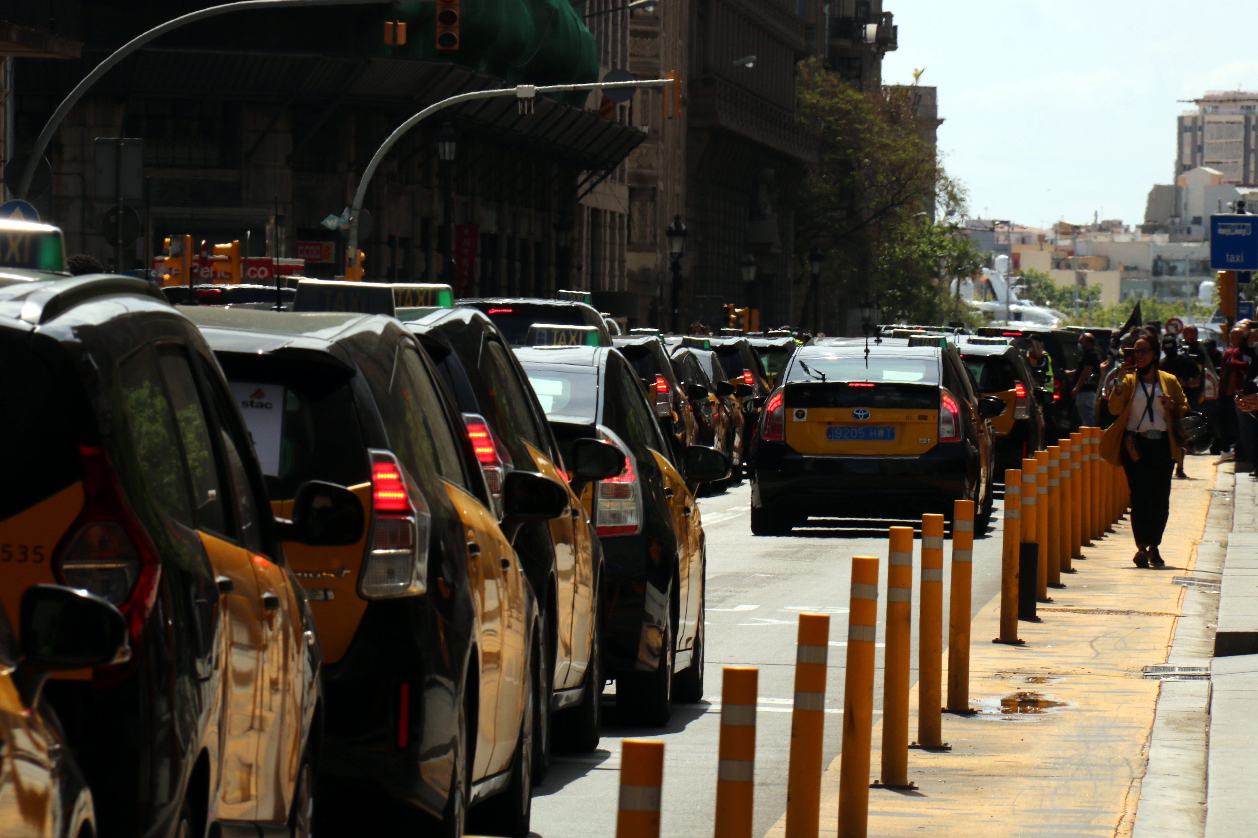 Cua de taxistes estacionats a la Via Laietana protestant contra les VTC
