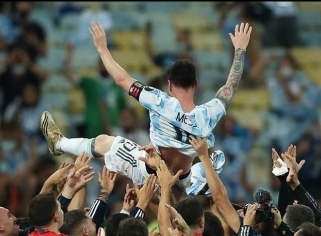 messi manteado