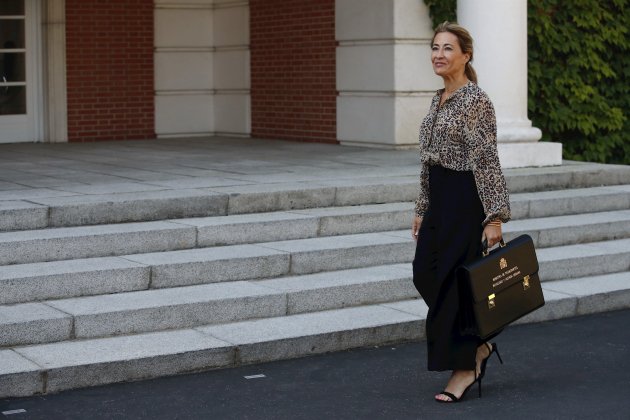 La nueva ministra de Transportes, Movilidad y Agenda Urbana, Raquel Sánchez, posa a su llegada al Palacio de la Moncloa - EFE